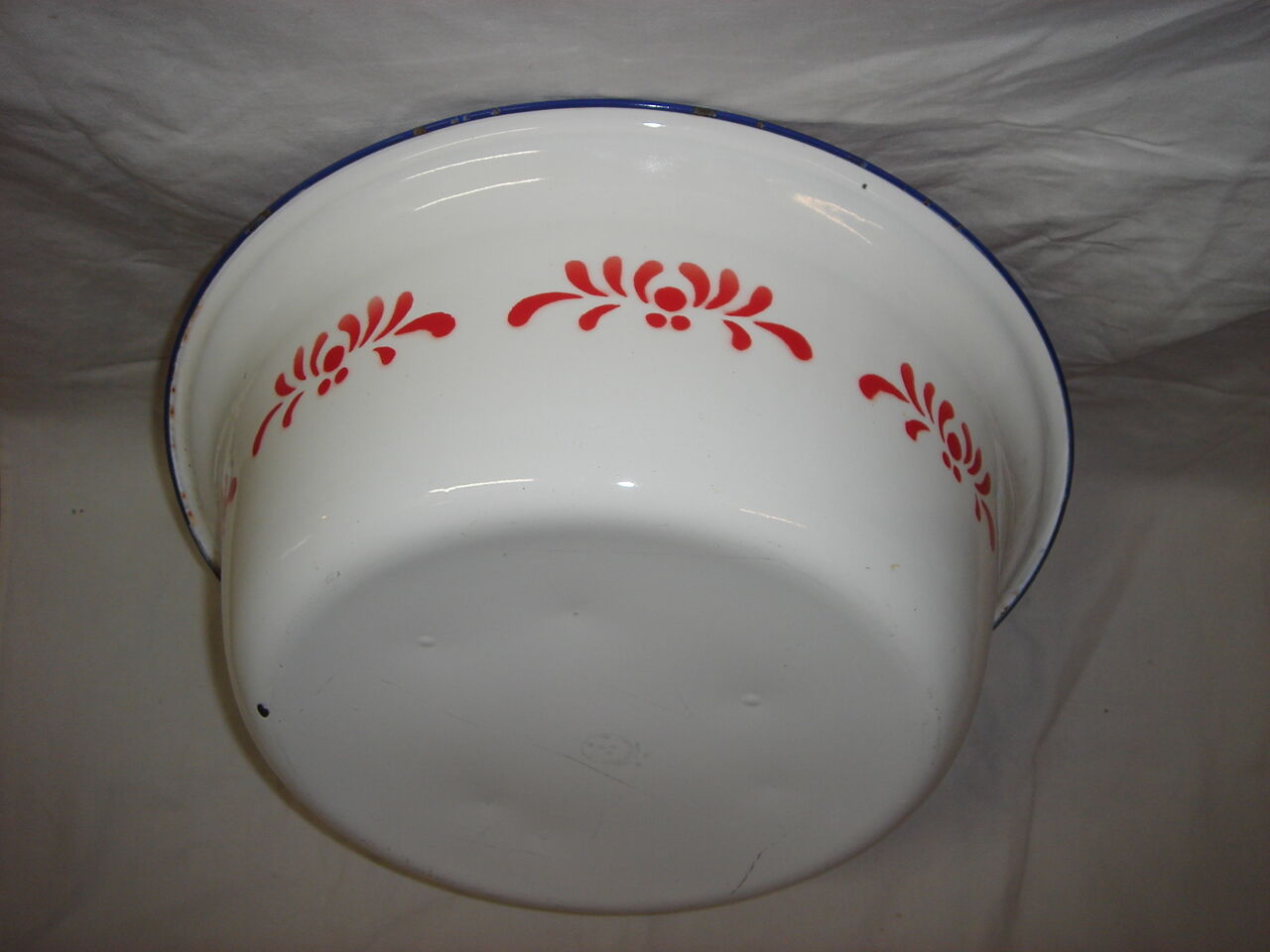 Enamelled sheet metal basin