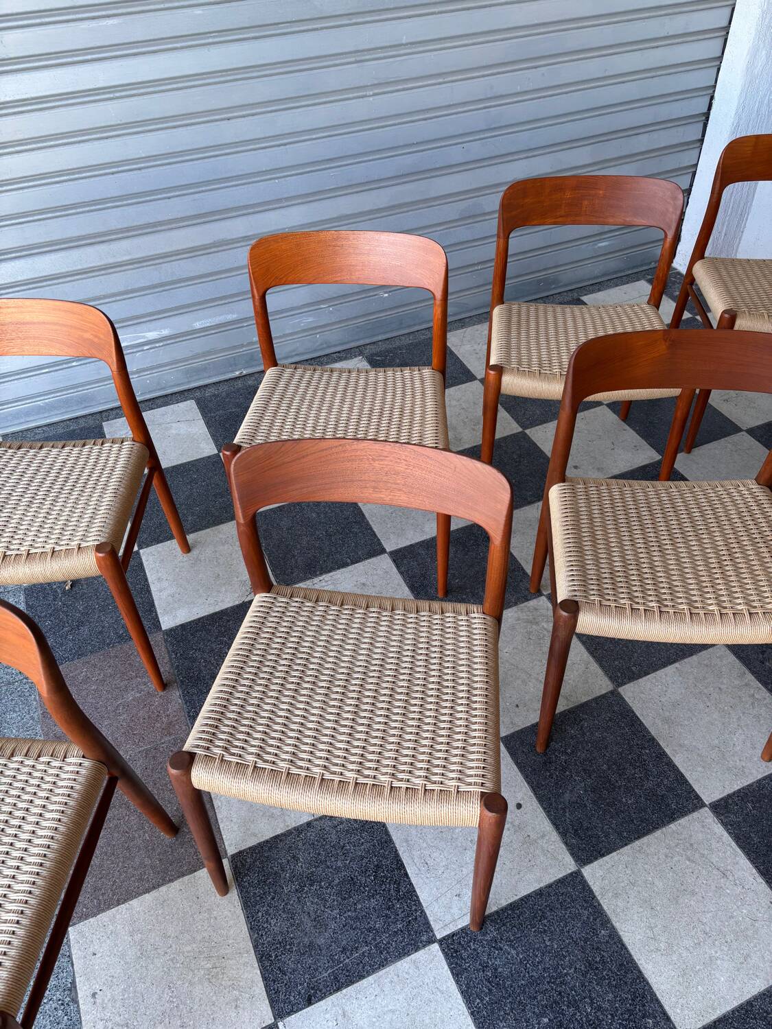 Série de 8 chaises Møller 75