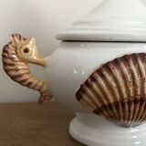 Pot couvert zoomorphe à décor d’hippocampes