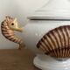 Pot couvert zoomorphe à décor d’hippocampes