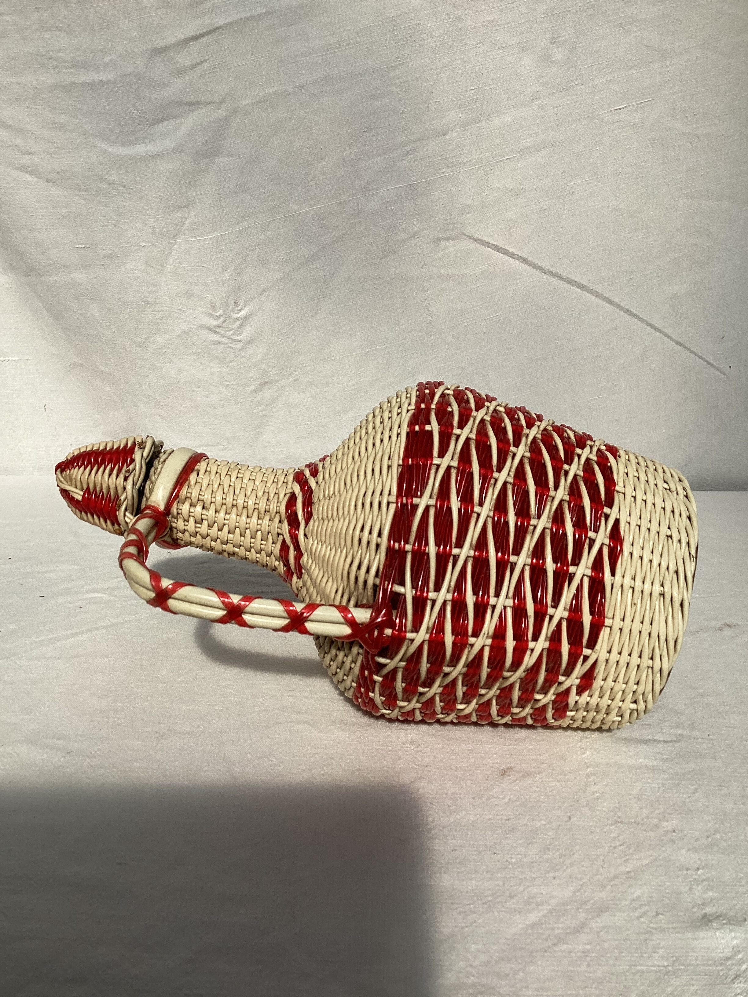 Dame jeanne bonbonne en plastique blanche et rouge dimension : hauteur -25 cm-
