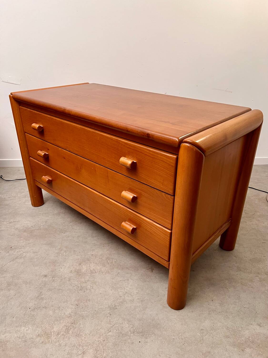 Ancienne commode 3 tiroirs en orme massif design années 70 brutaliste