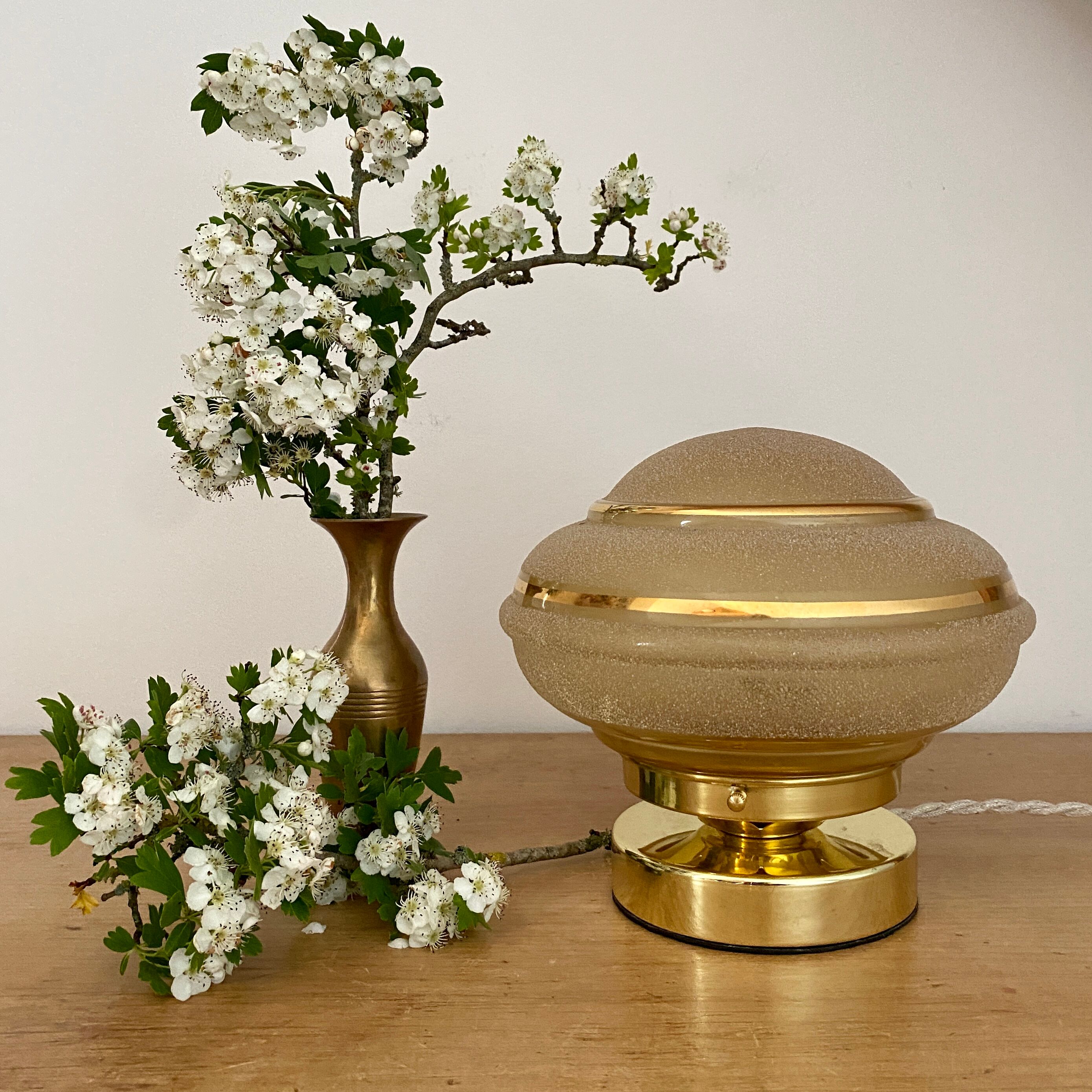 Lampe à poser globe vintage art déco en verre jaune et doré
