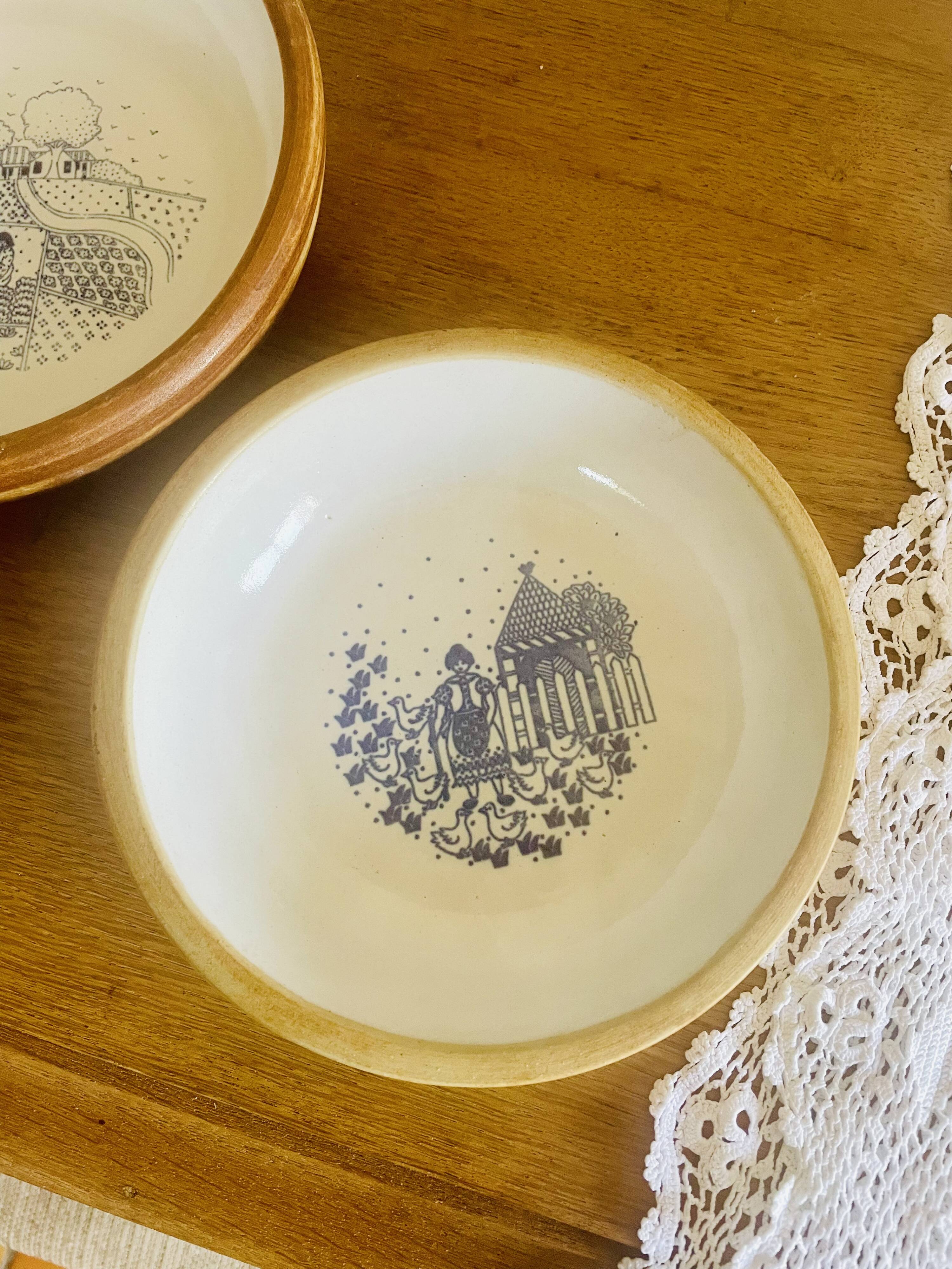 Assiette en grès et émail estampillée