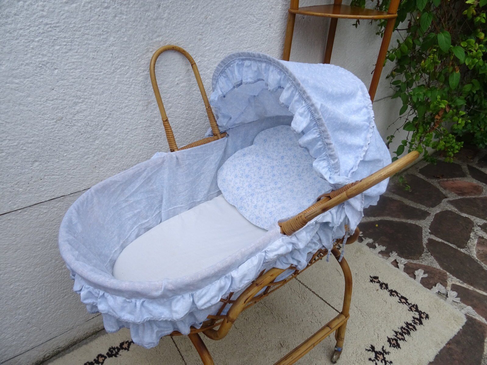 Rattan bassinet on folding support