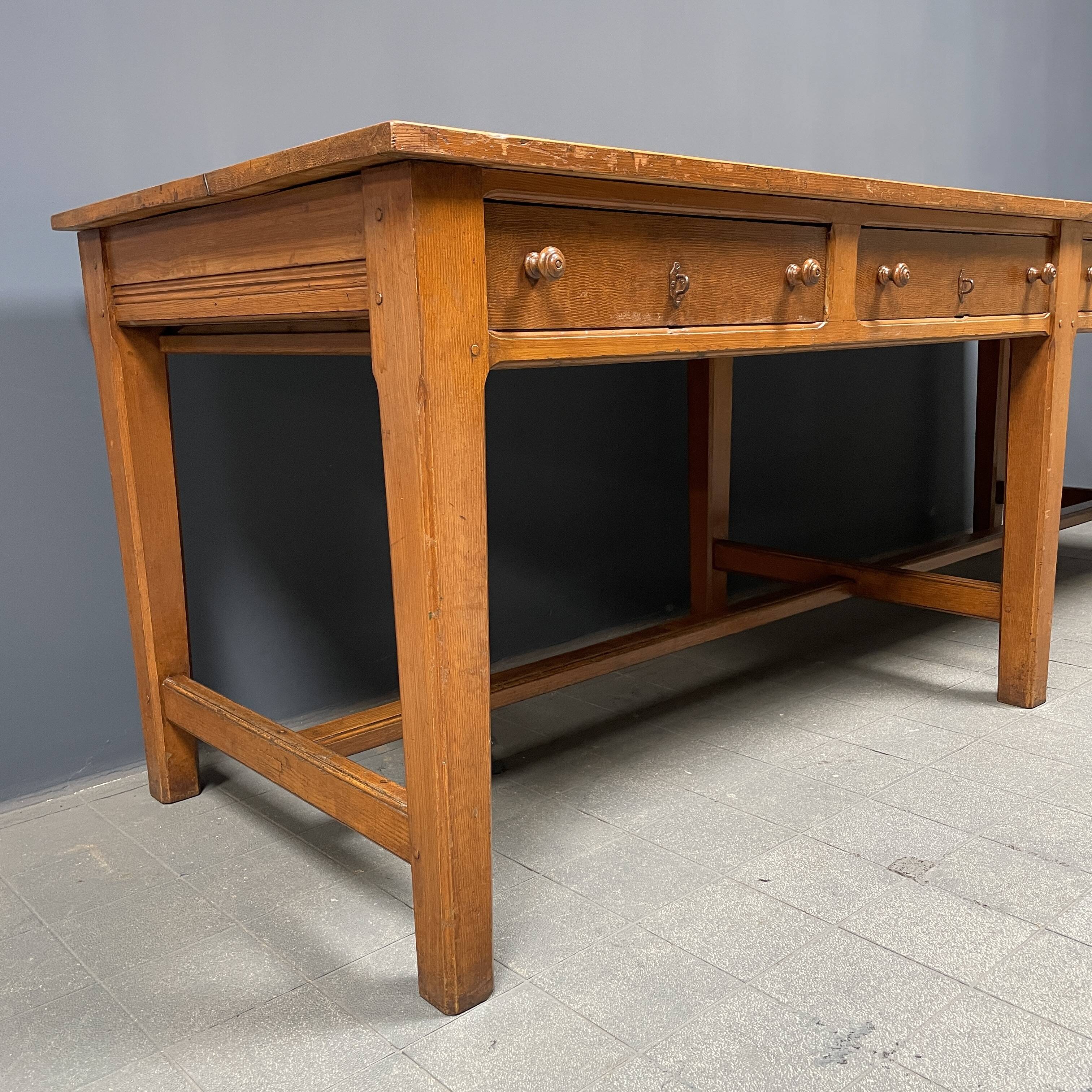 Grande table à draperie en bois antique