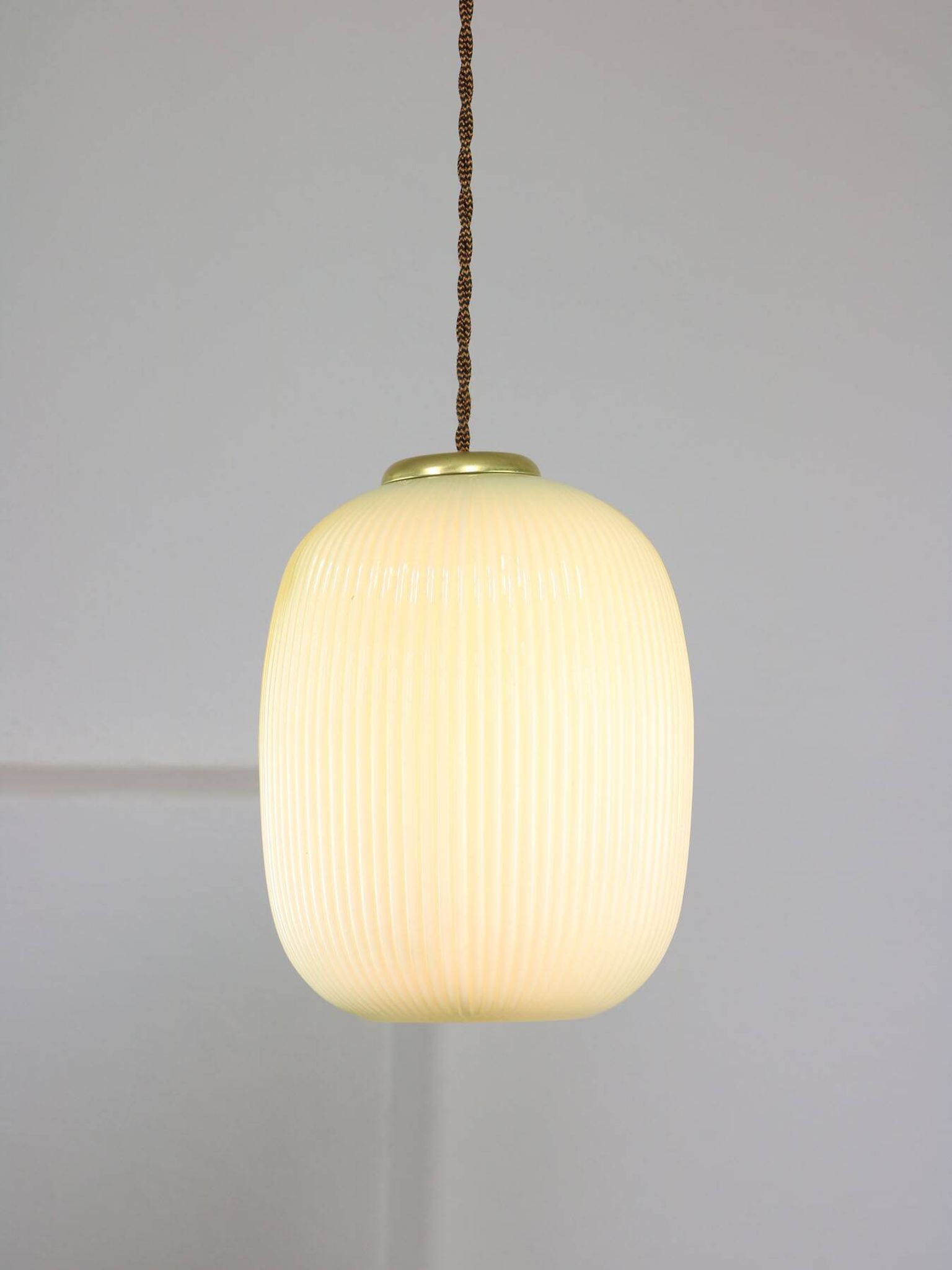 Lampe à suspension mid-century en laiton et verre, italie