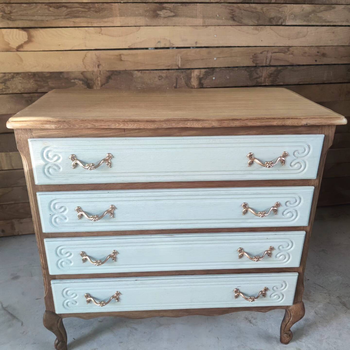 Oak chest of drawers