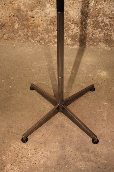 Door coat on foot metal year 50