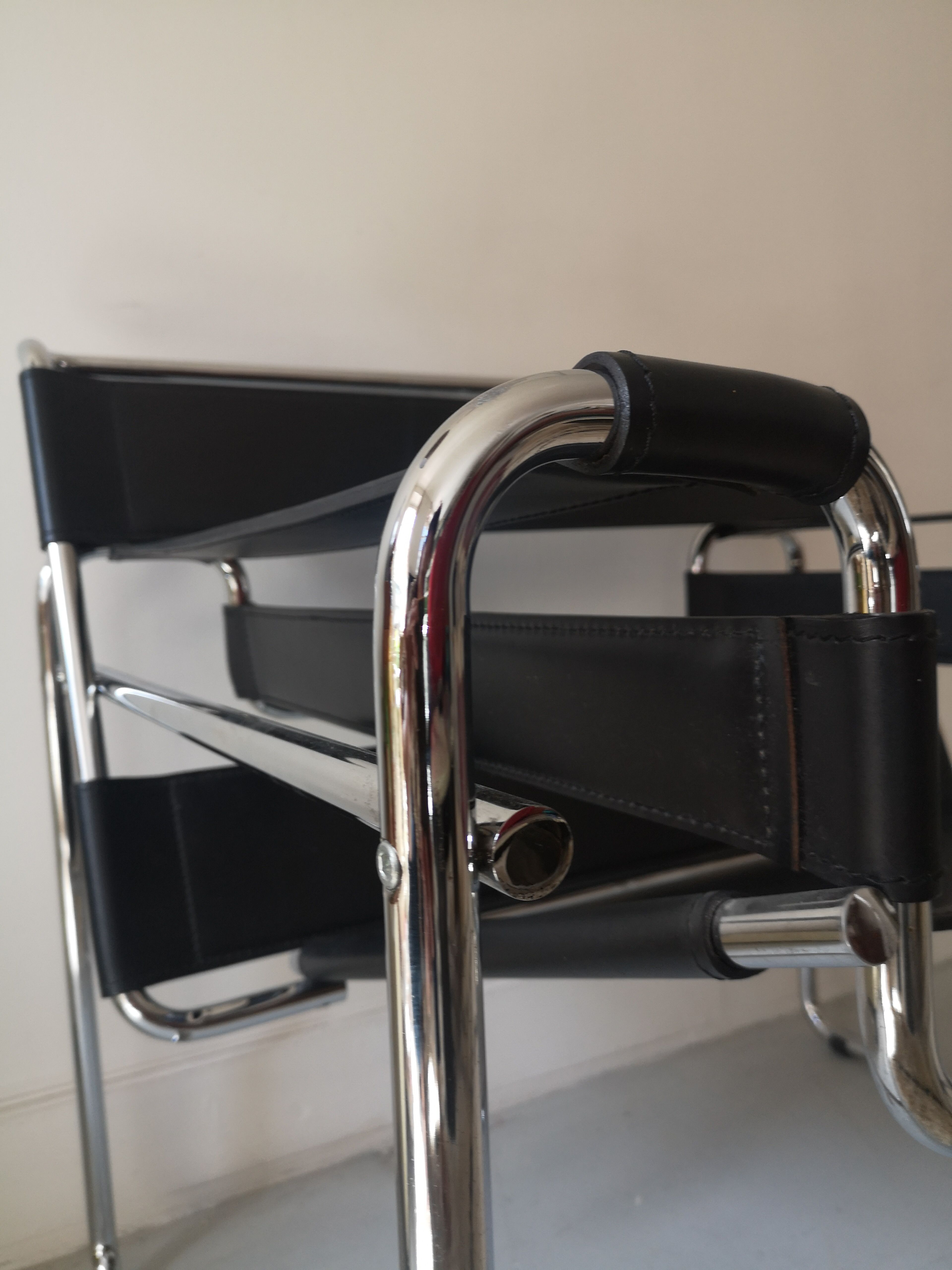 Wassily B3 armchair in black leather Marcel Breuer, Bauhaus 1970