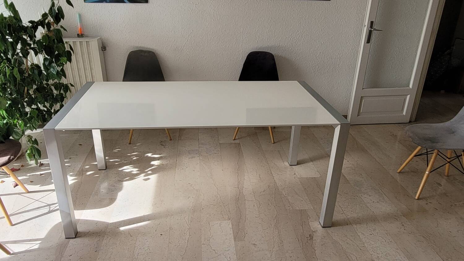 Extendable living room table