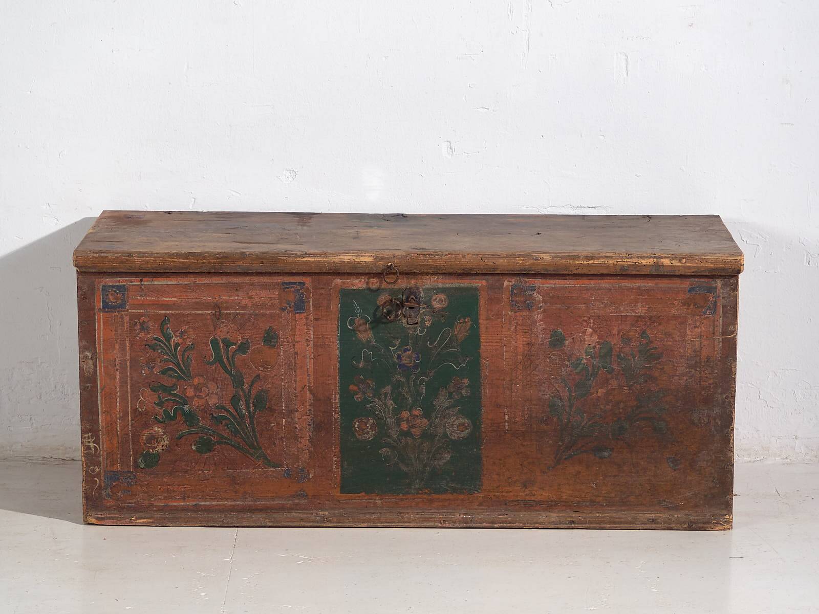 Antique trunk with floral motifs (c.1920) #24