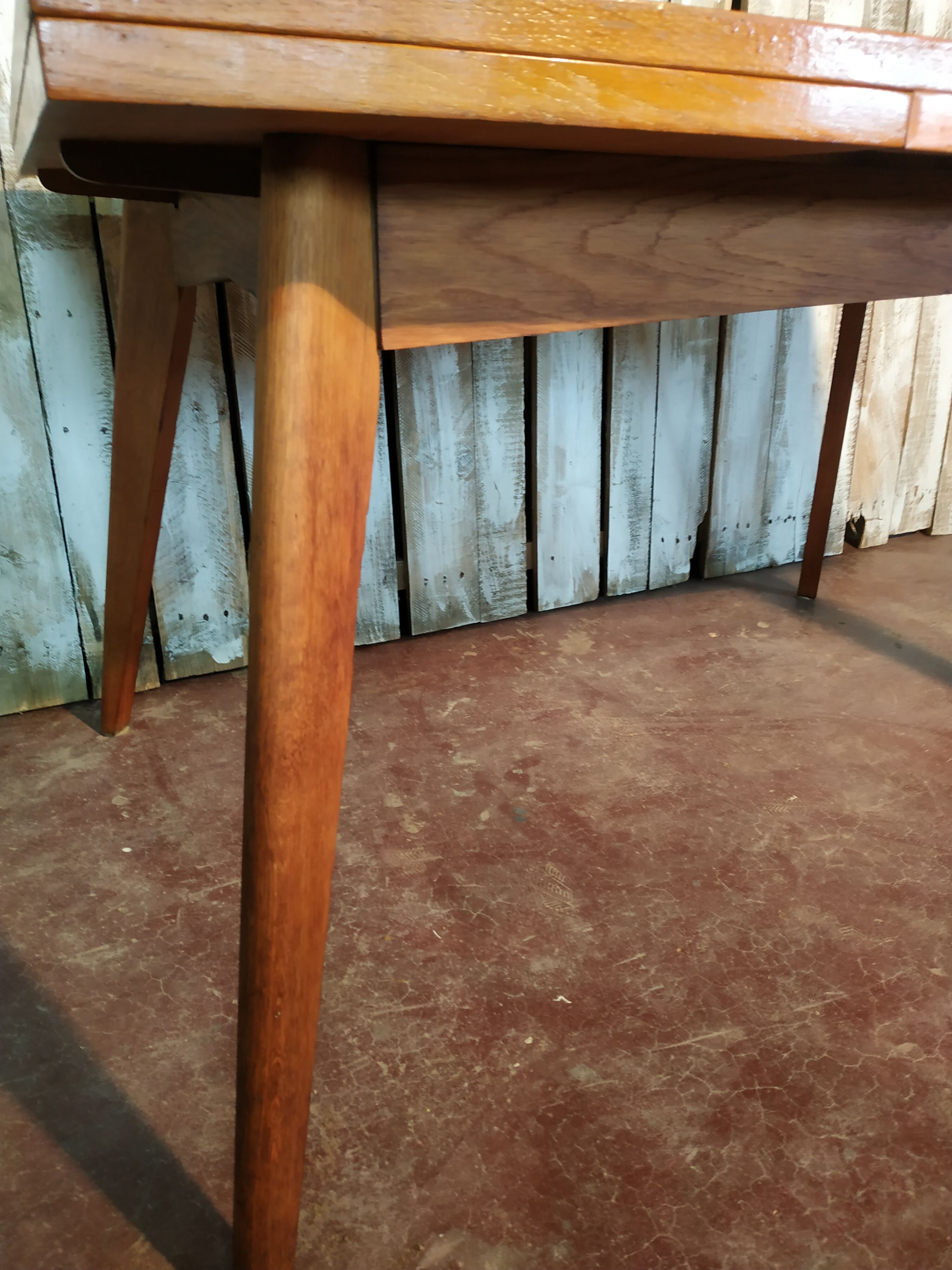 Table scandinave