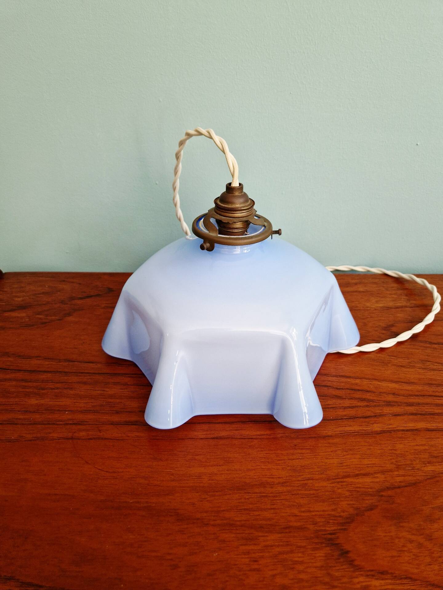 Art Deco suspension in pleated mauve opaline, 1920-30.