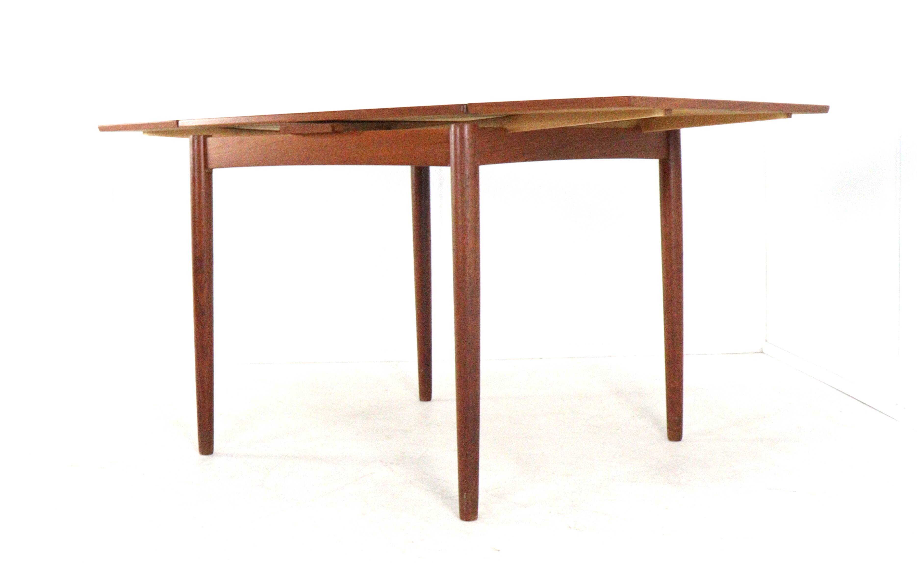 Compact Poul Hundevad for Hundevad & Co extendable dining table