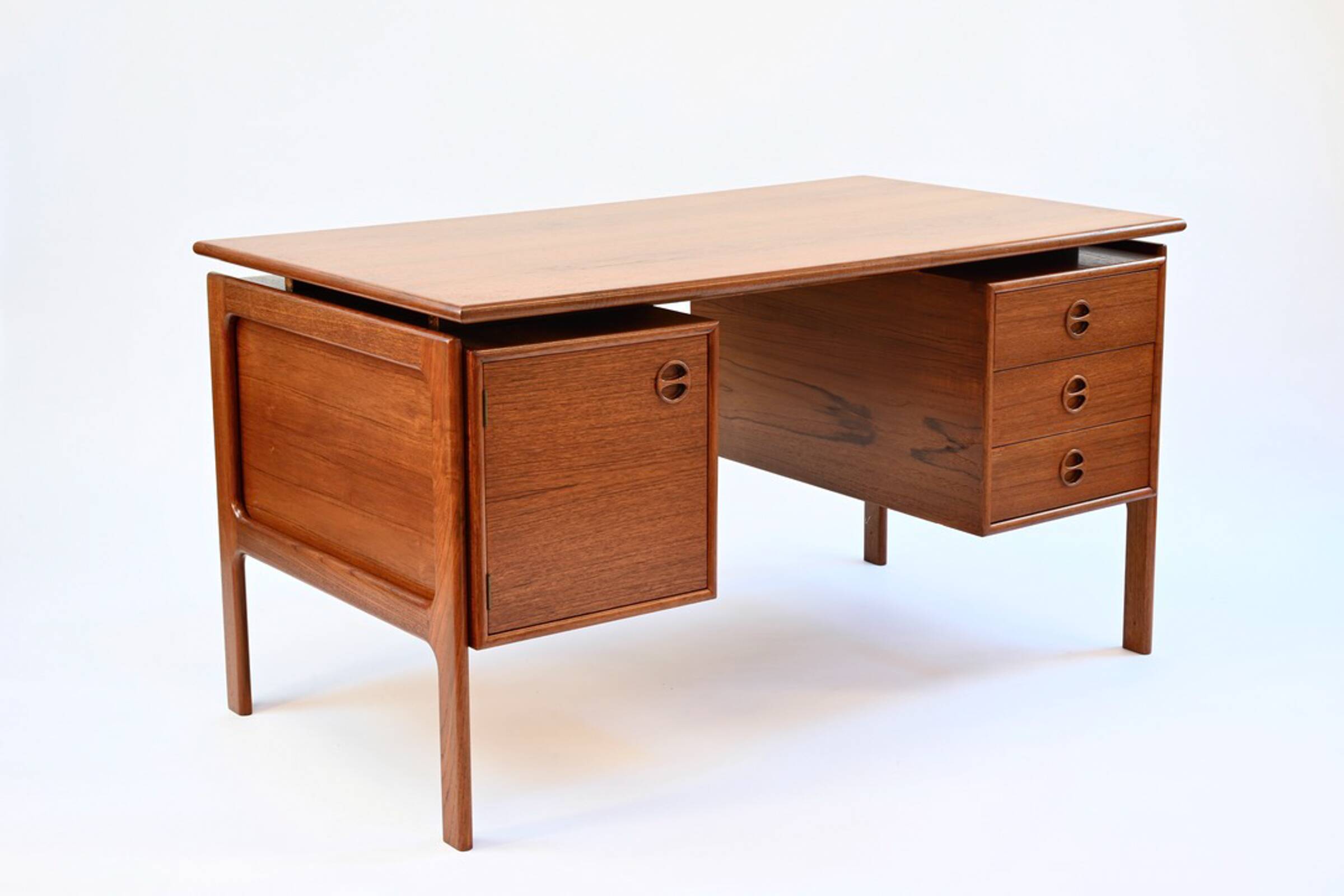 Arne Vodder Danish teak desk by GV Møbler, 1960s