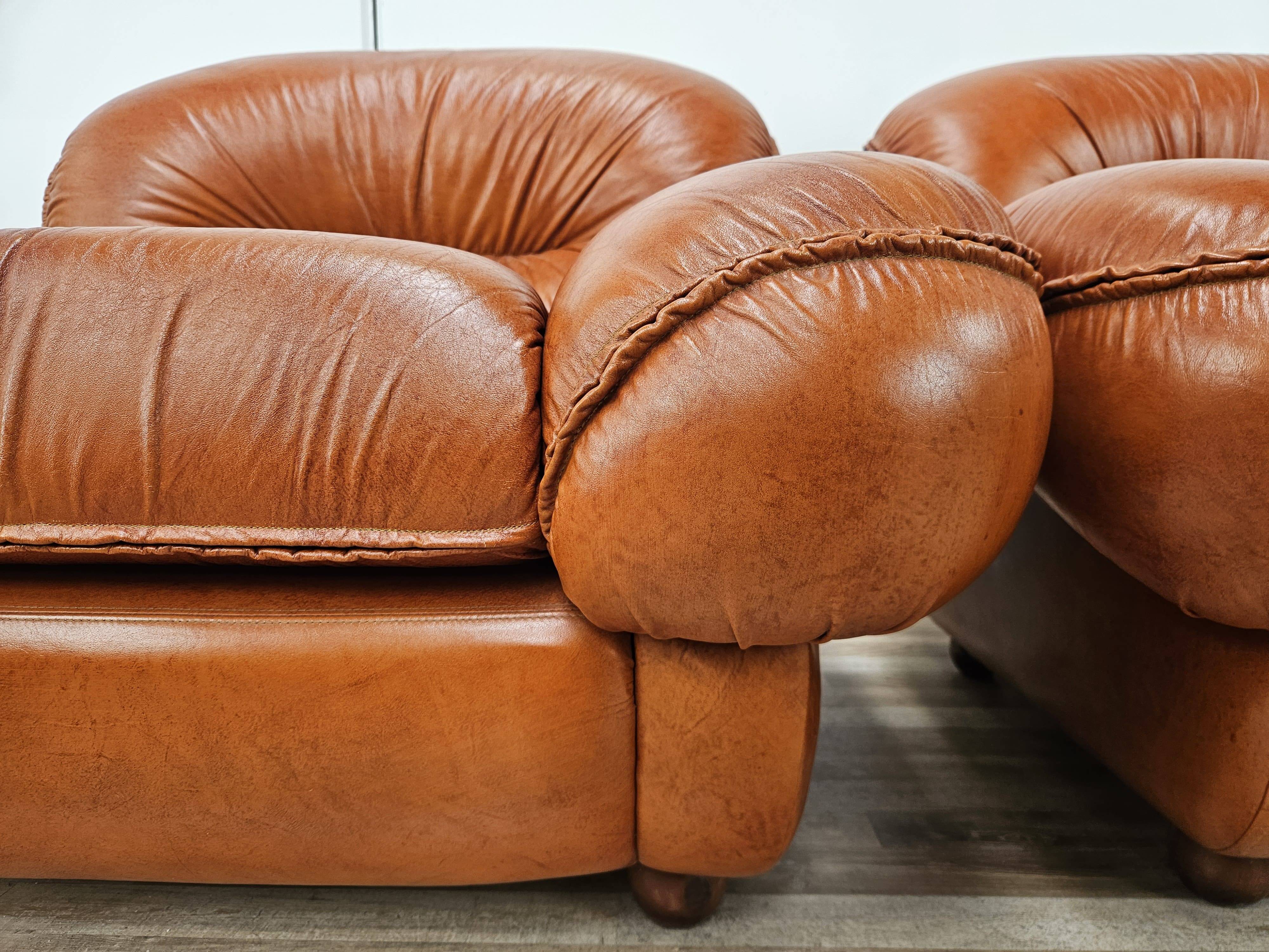 2 fauteuils en cuir cognac, années 1970