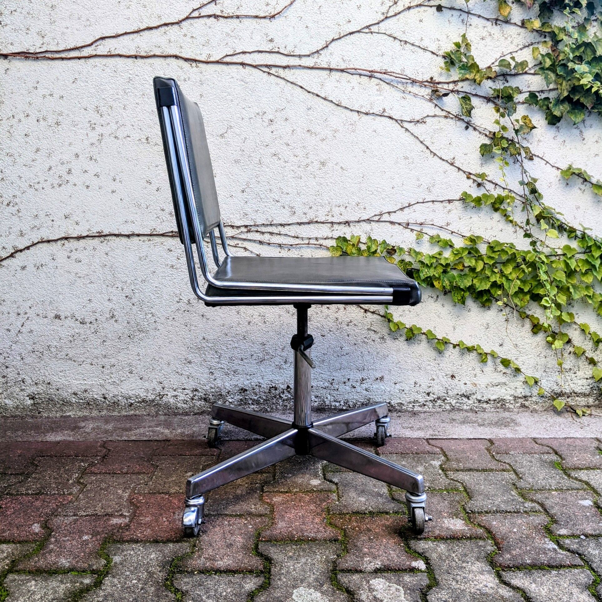 Swivel office chair on wheels 70s
