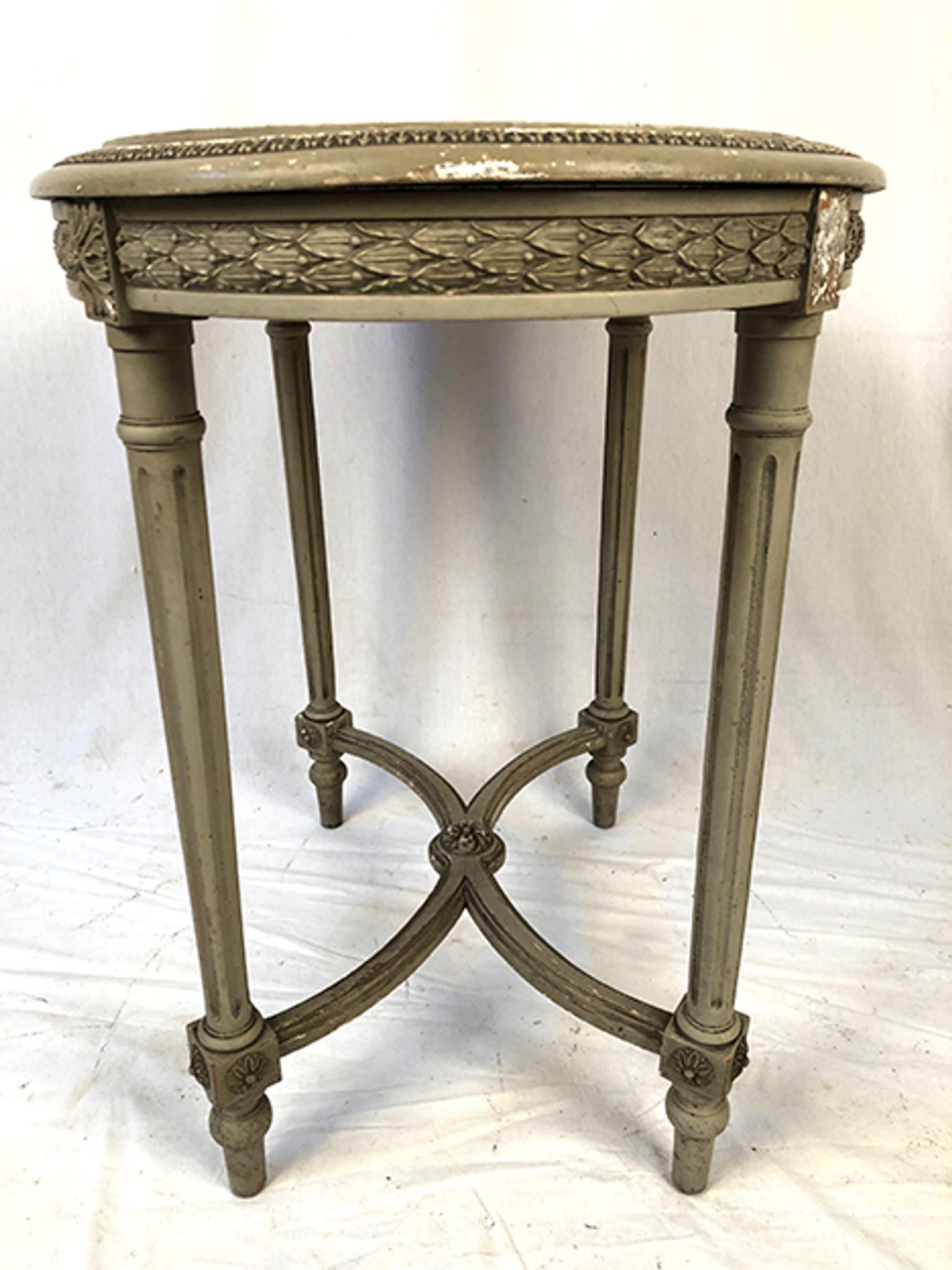 Guéridon ovale de style Louis XVI en bois laqué gris