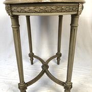 Guéridon ovale de style Louis XVI en bois laqué gris