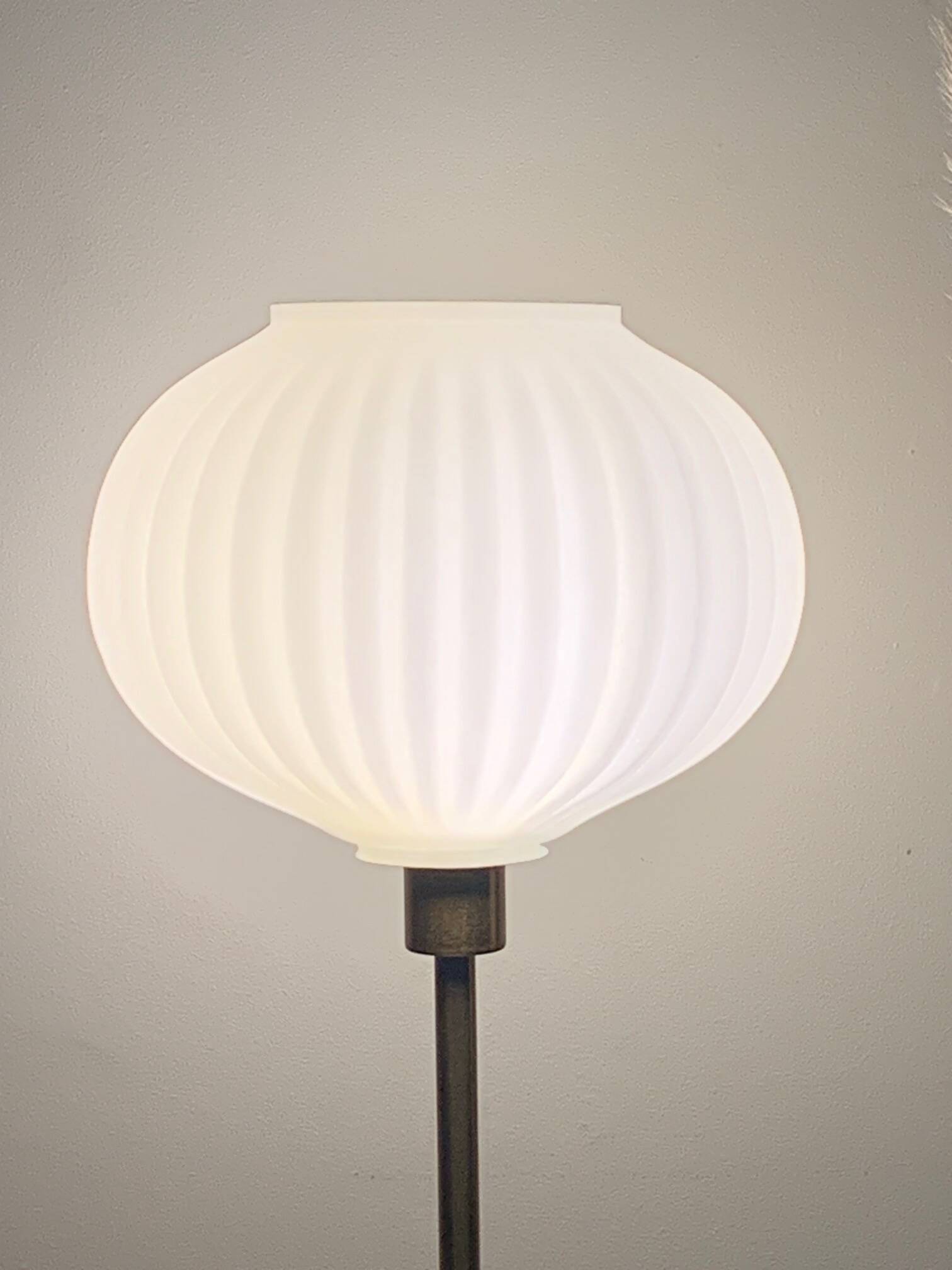 Lampe de table à poser avec un globe strié blanc, style origami et un pied doré