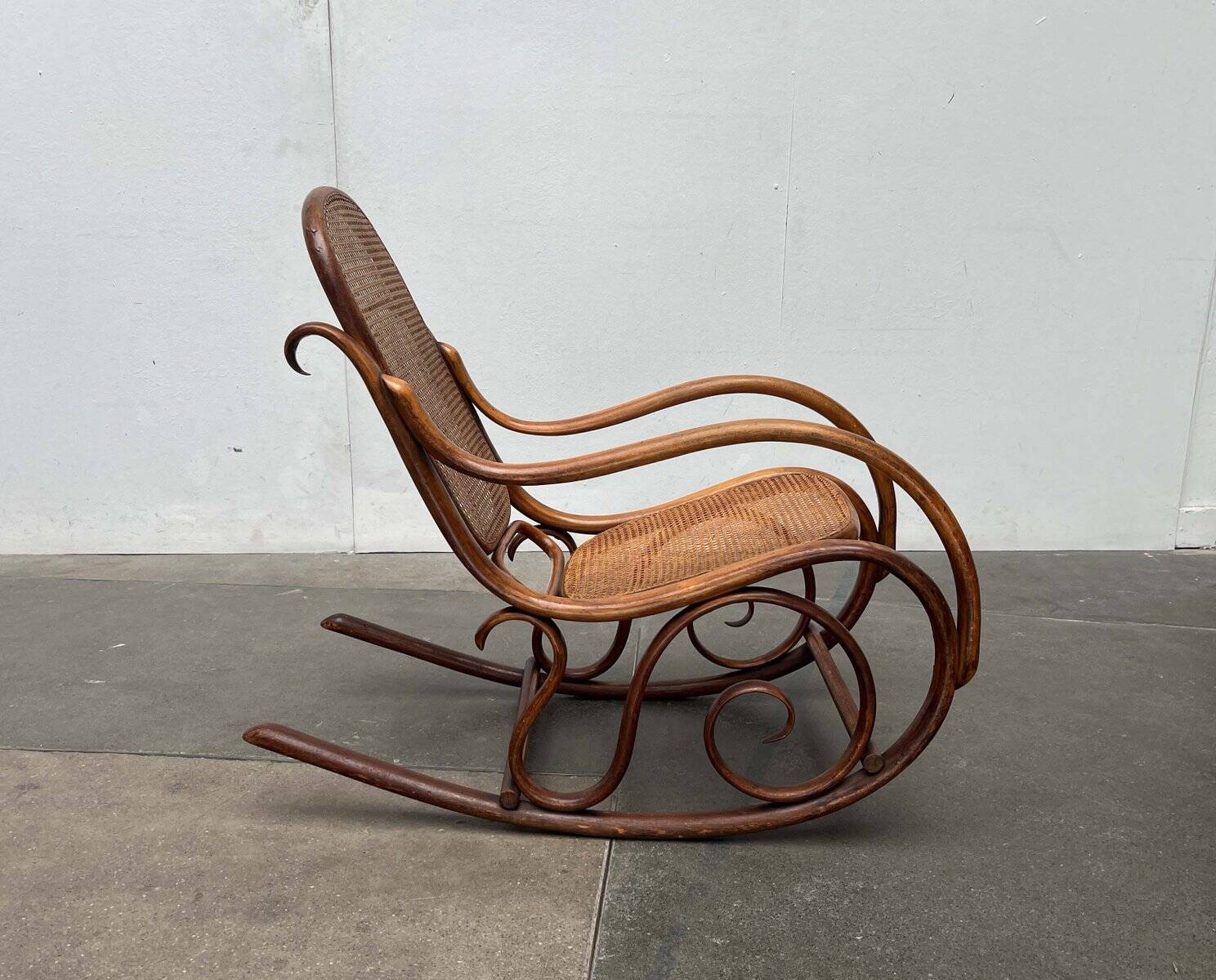 Curved wooden rocking chair Art Nouveau Jugendstil by Fischel, Austria, 1910s