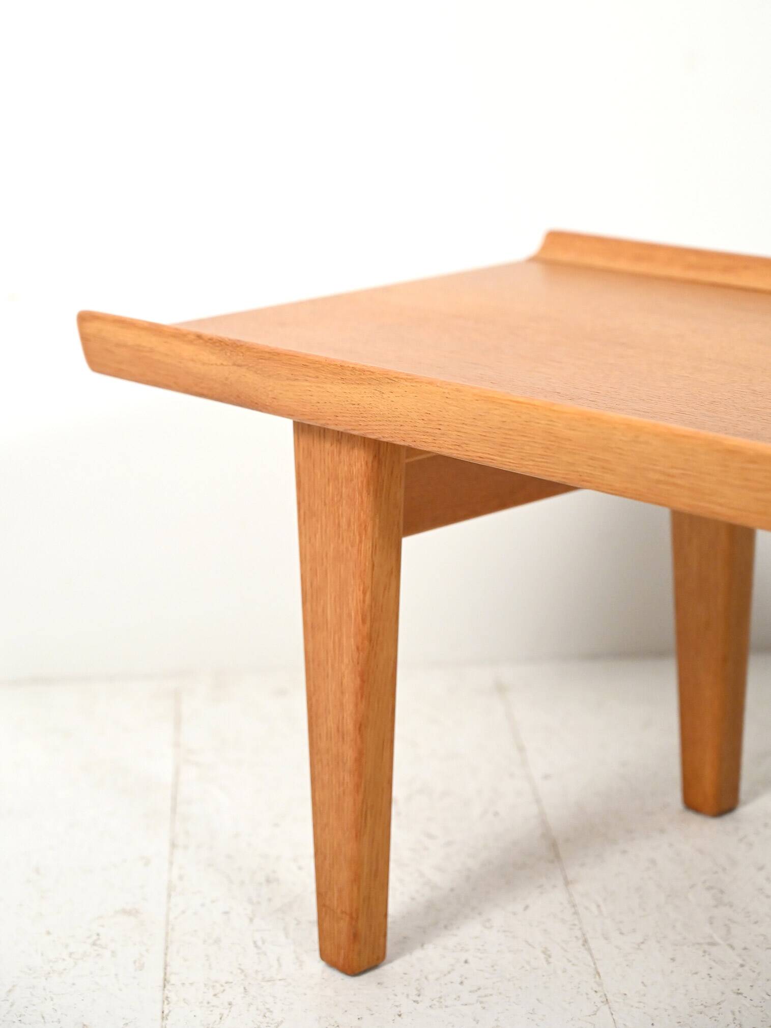 Oak bench model “Novett”