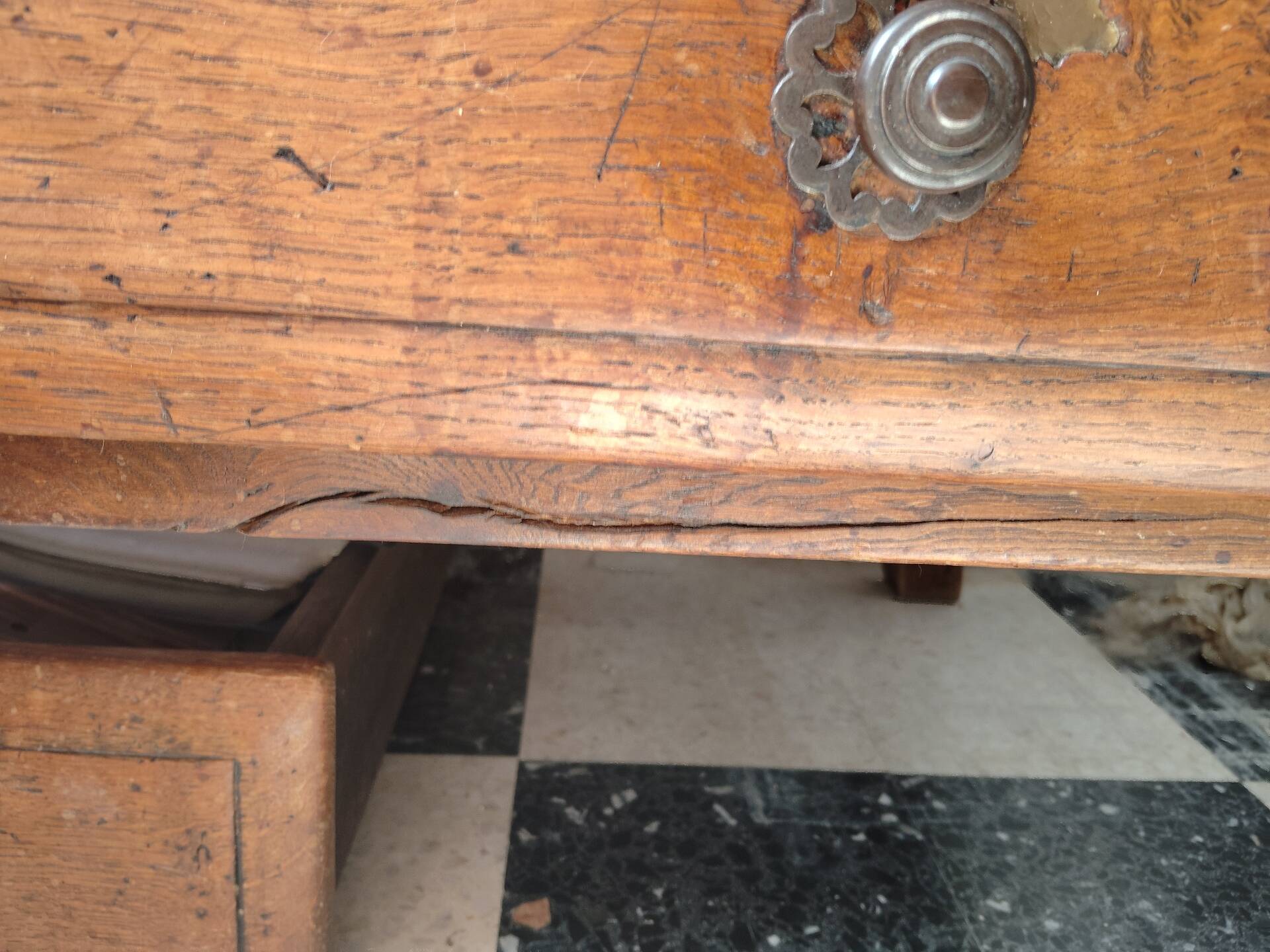 Rustic oak coffee table – Apothecary spirit – 19th century