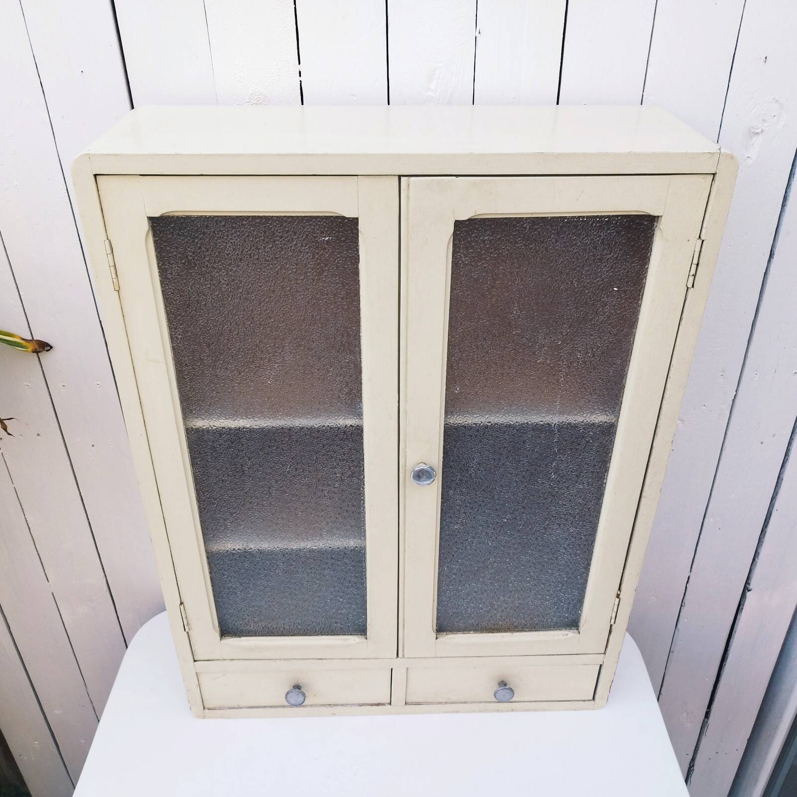 Meuble vitrine murale armoire en bois  50’s