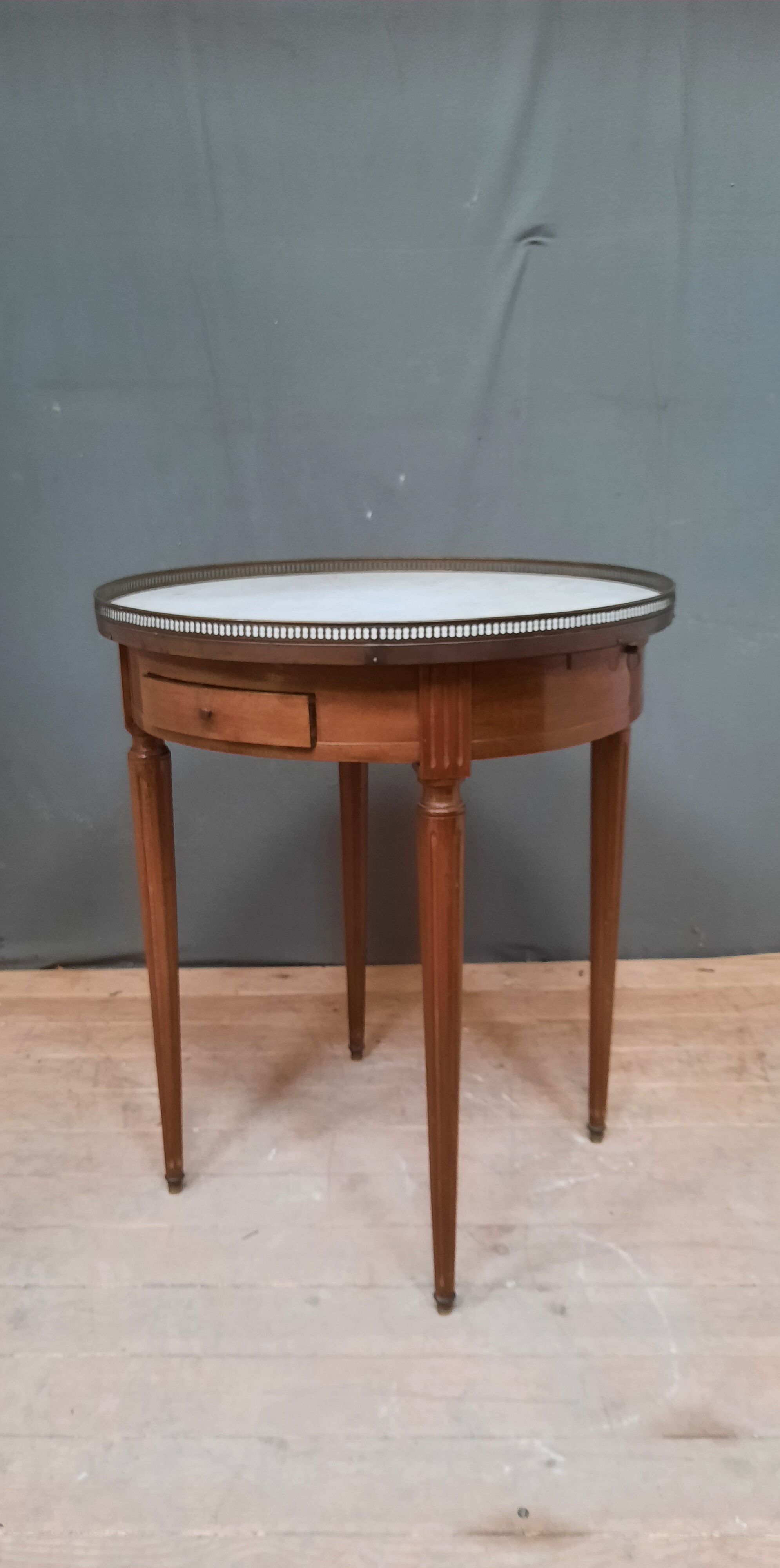 Louis XVI-style hot water table