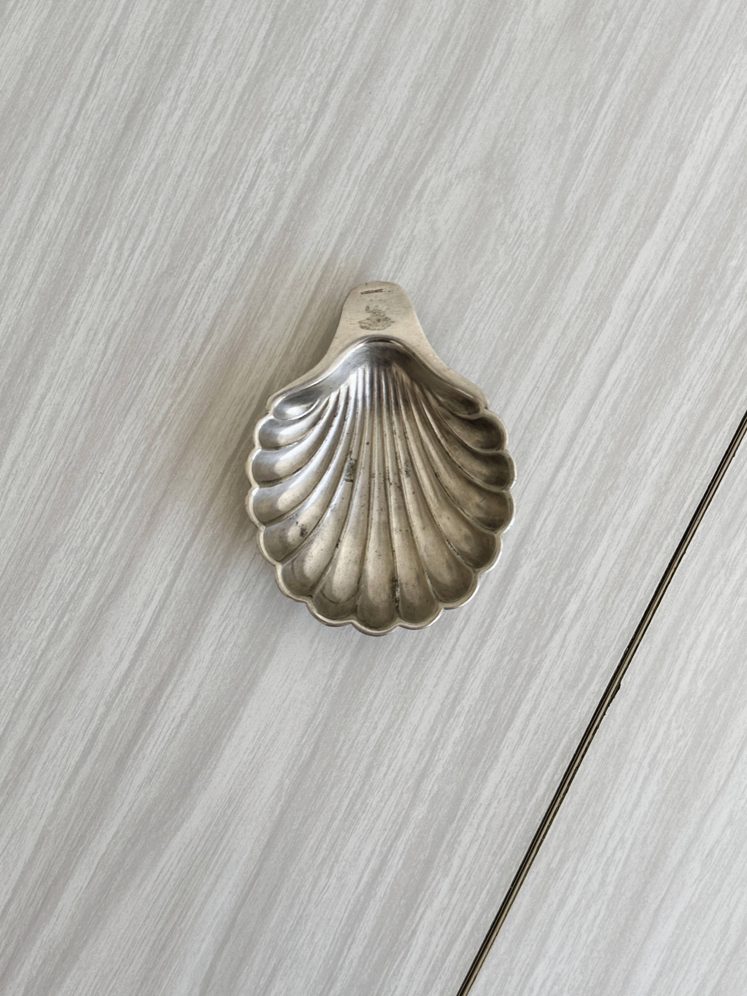 Small metal pocket emptier