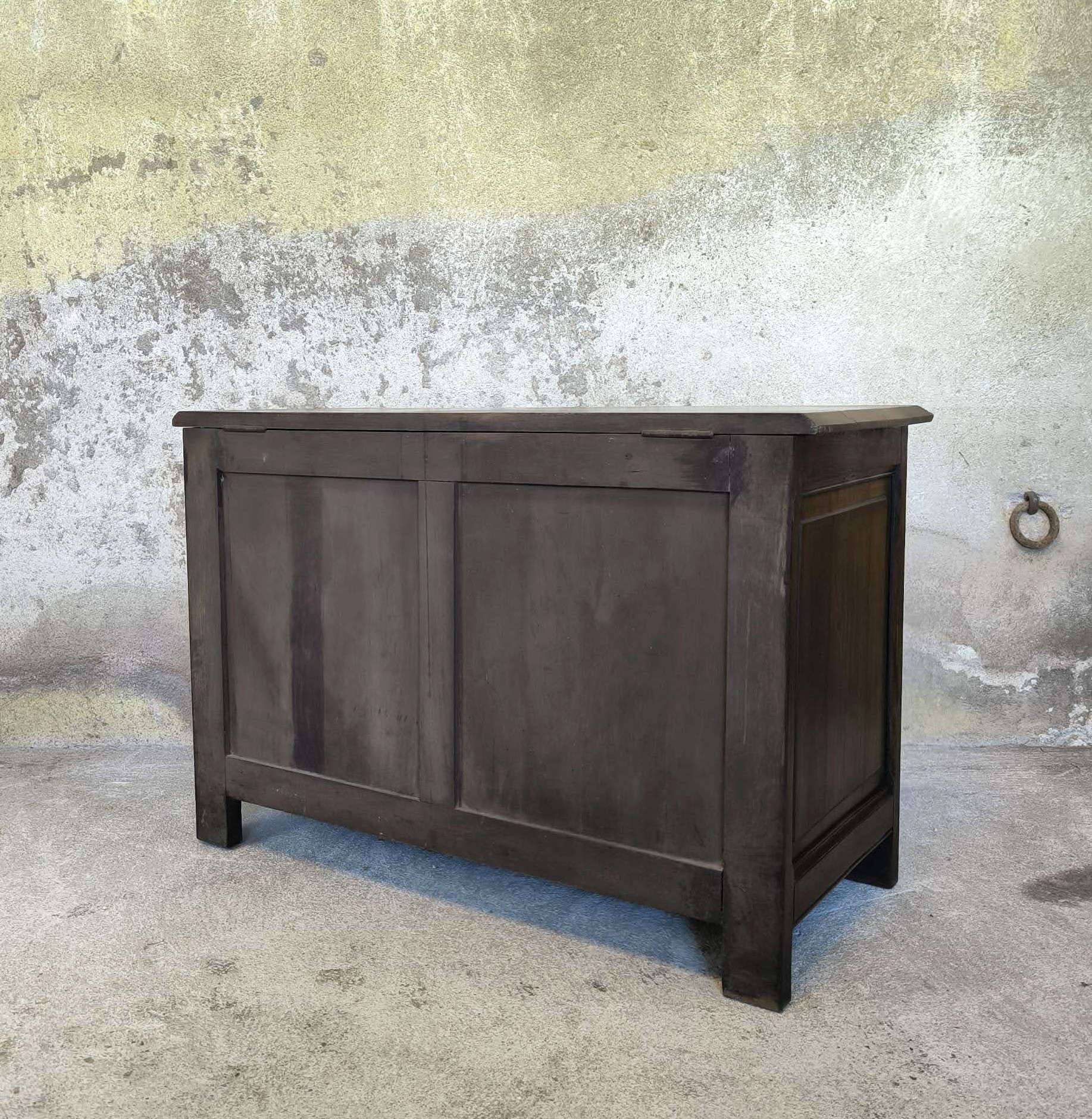 Coffre en bois massif sculpté.