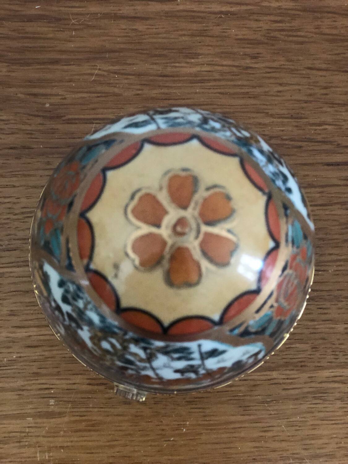 Egg-shaped porcelain jewelry box with asisaisues motifs