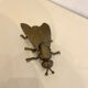 Mouche cendrier en métal doré