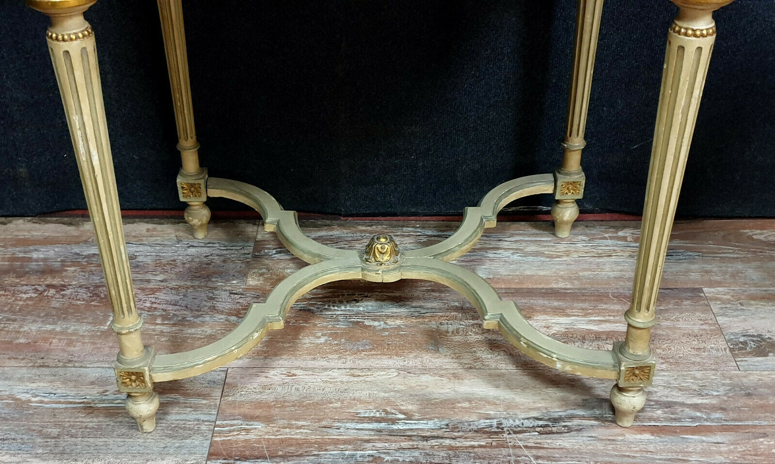 Guéridon d'apparat Louis XVI en bois laqué doré