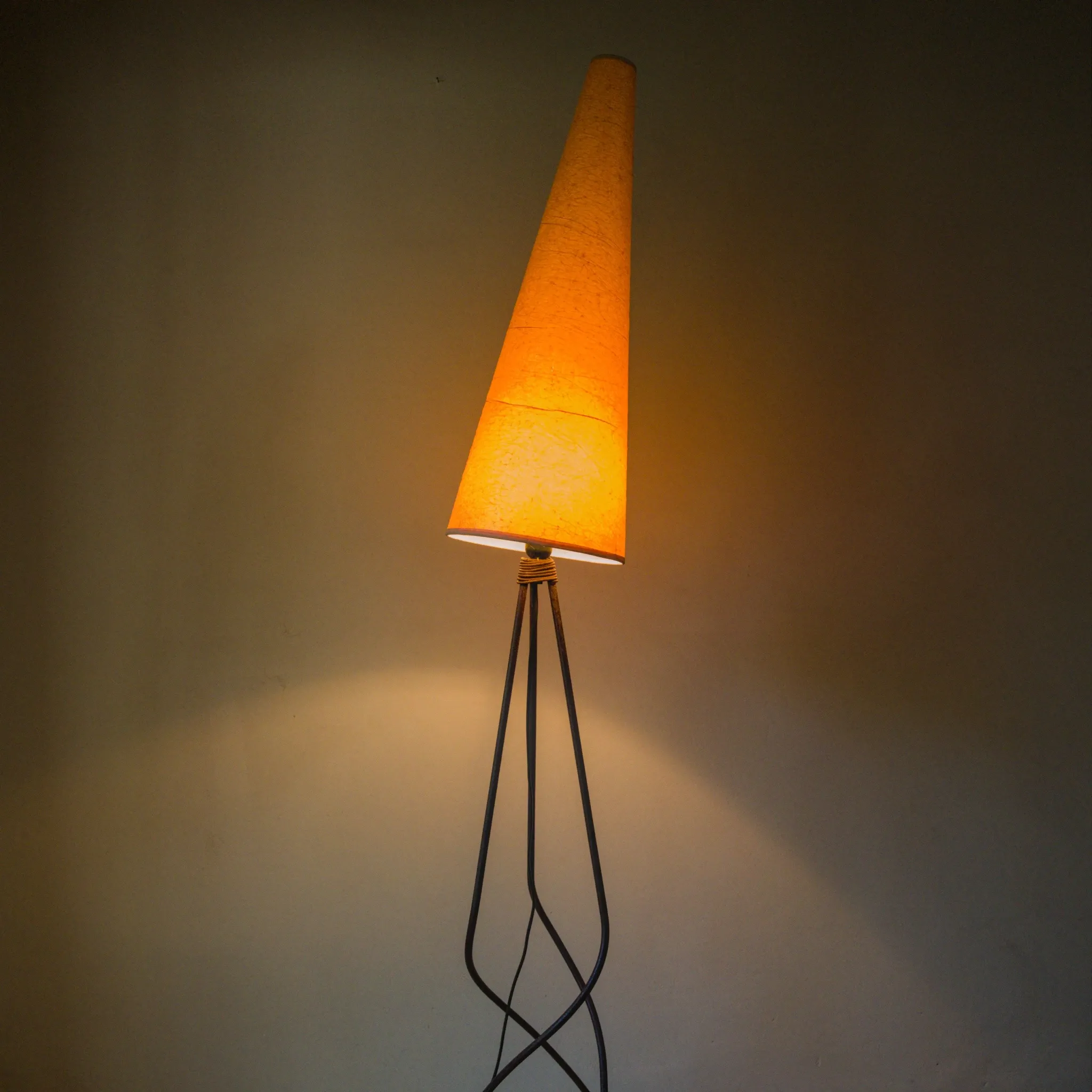 Sculptural tripod floor lamp in wrought iron, François Liguori