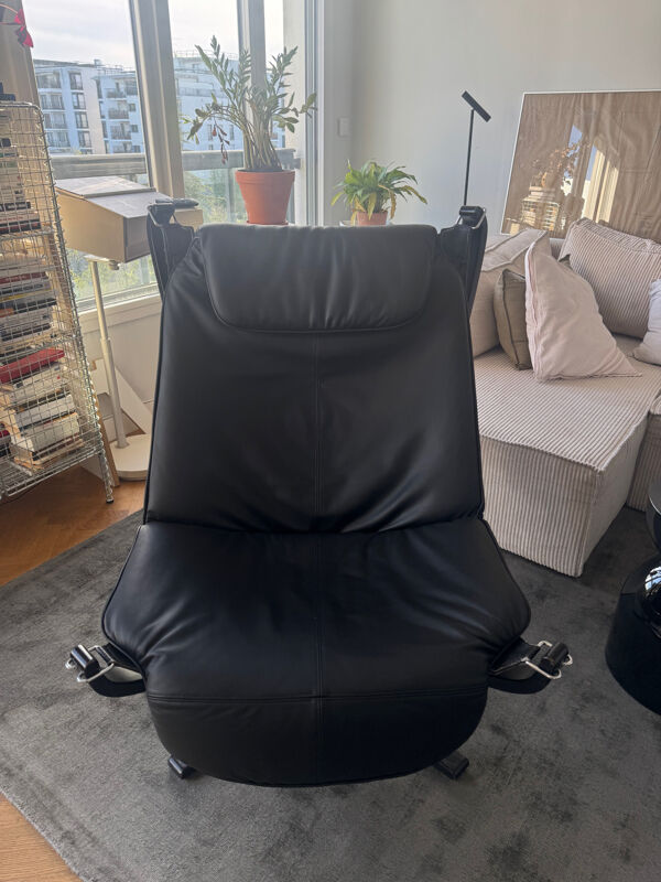 Fauteuil falcon cuir par Sigurd Russell