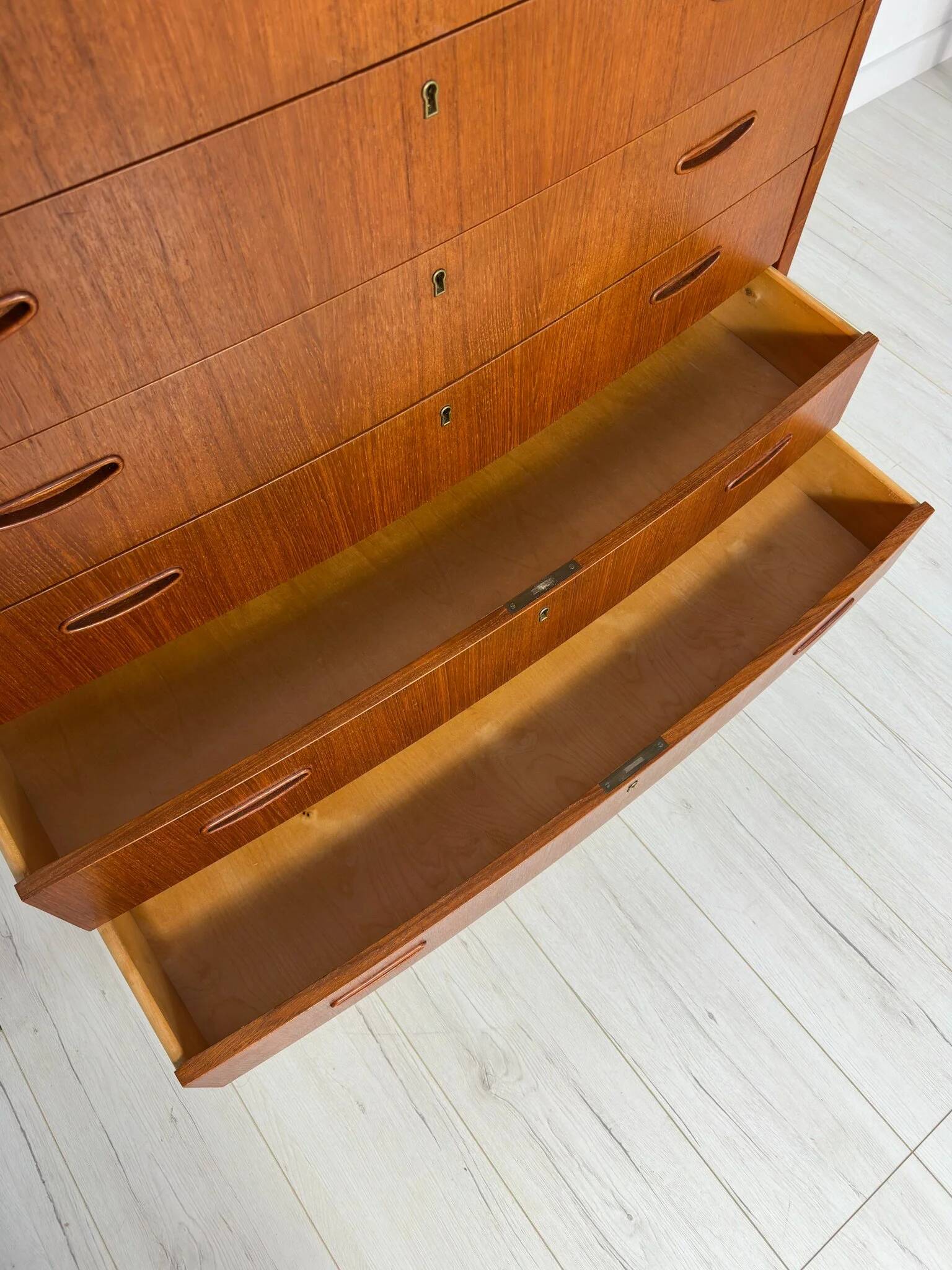 Commode danoise en teck à façade cintrée, années 1960
