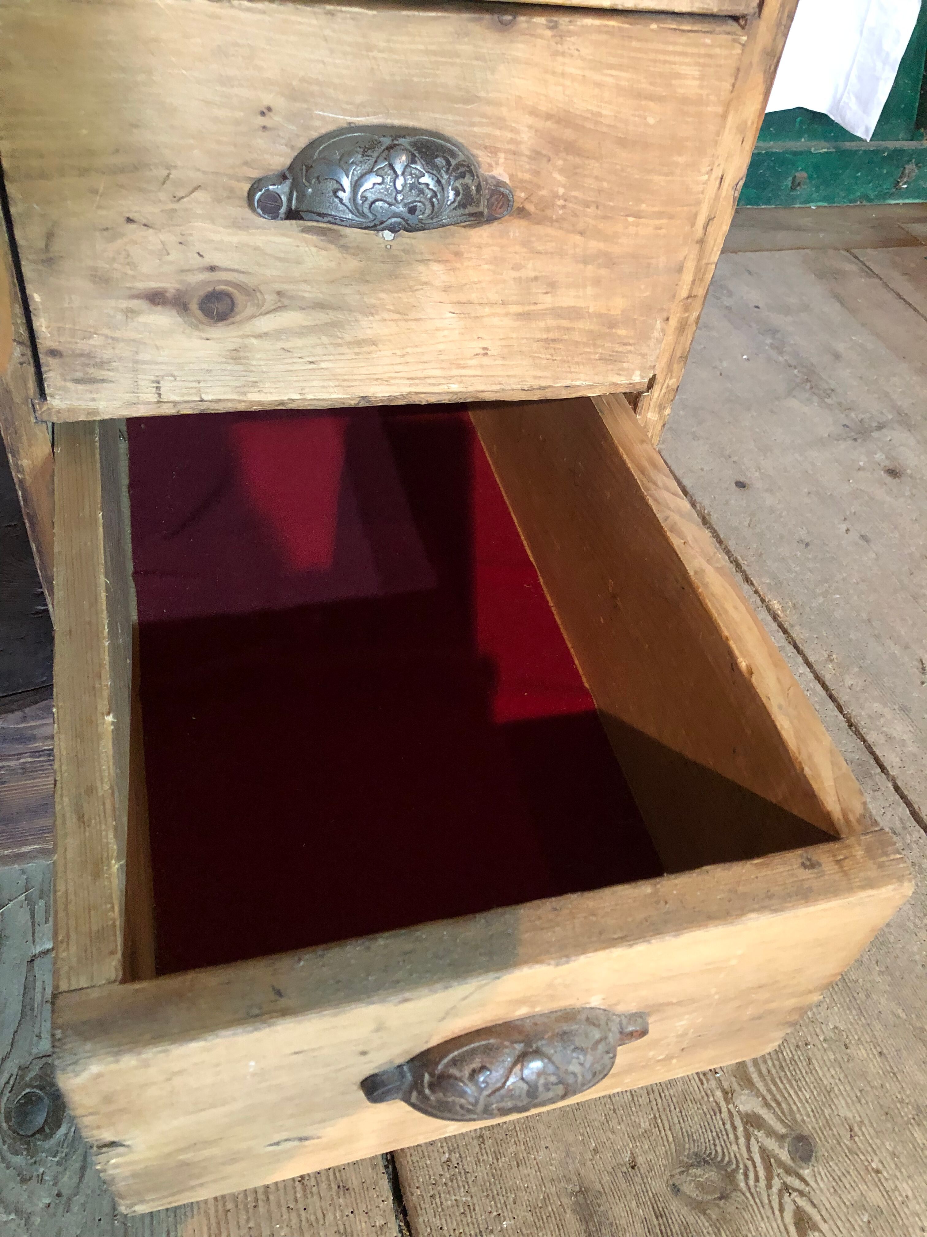 Bureau d’un maître d’école et sa chaises