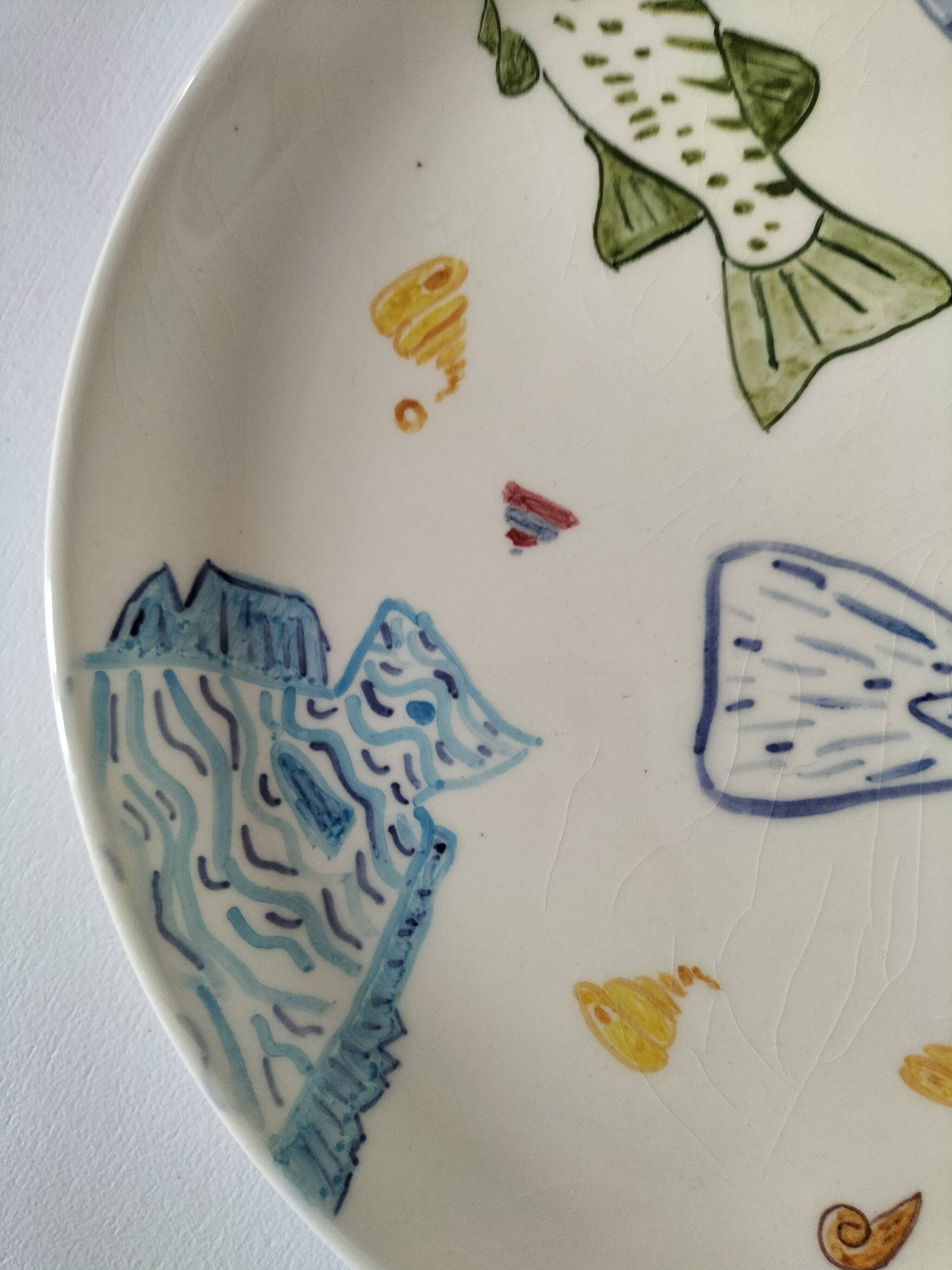 Set of two large ceramic plates – fish "head to tail" design