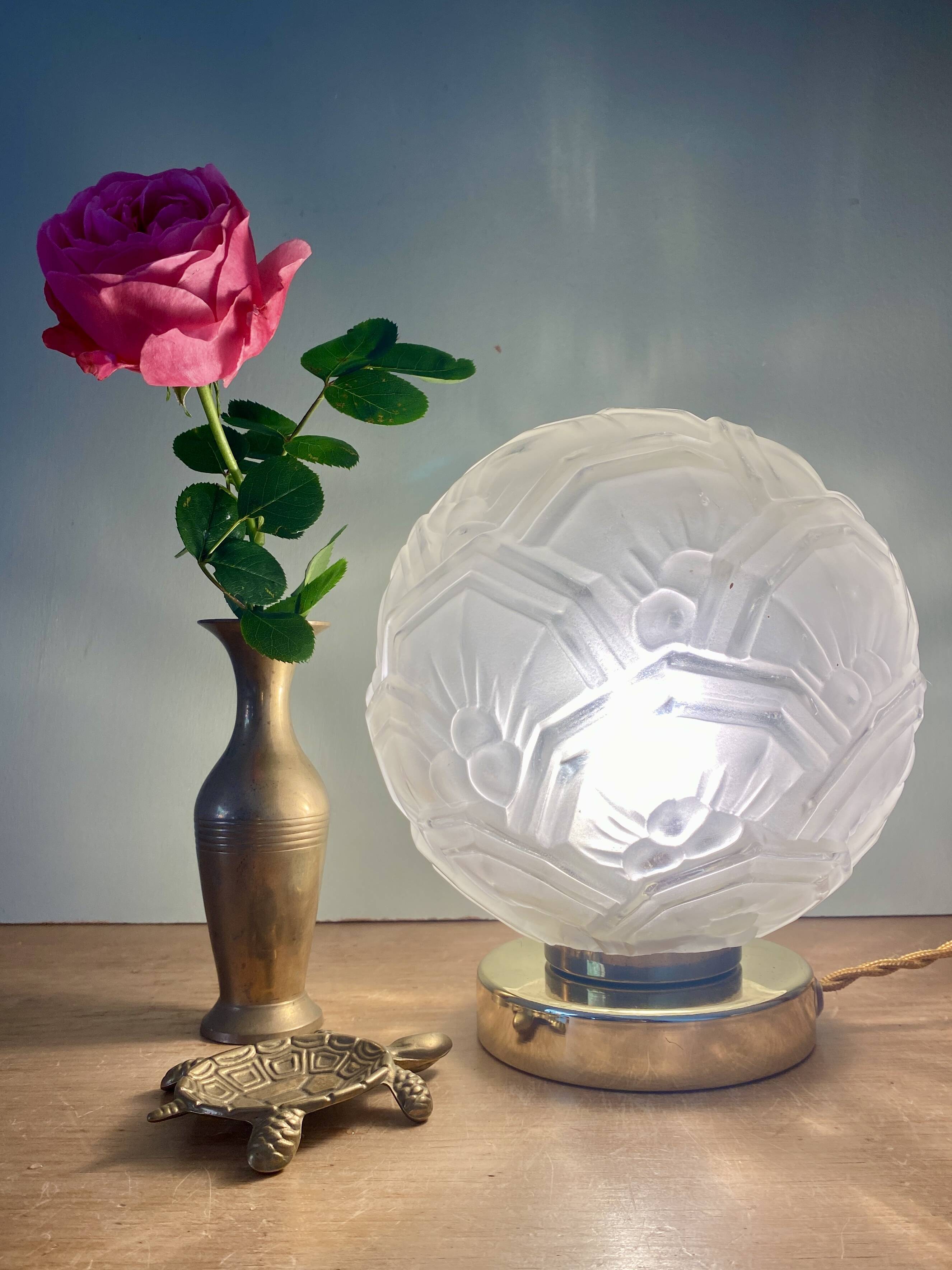 Vintage art deco globe table lamp in frosted glass