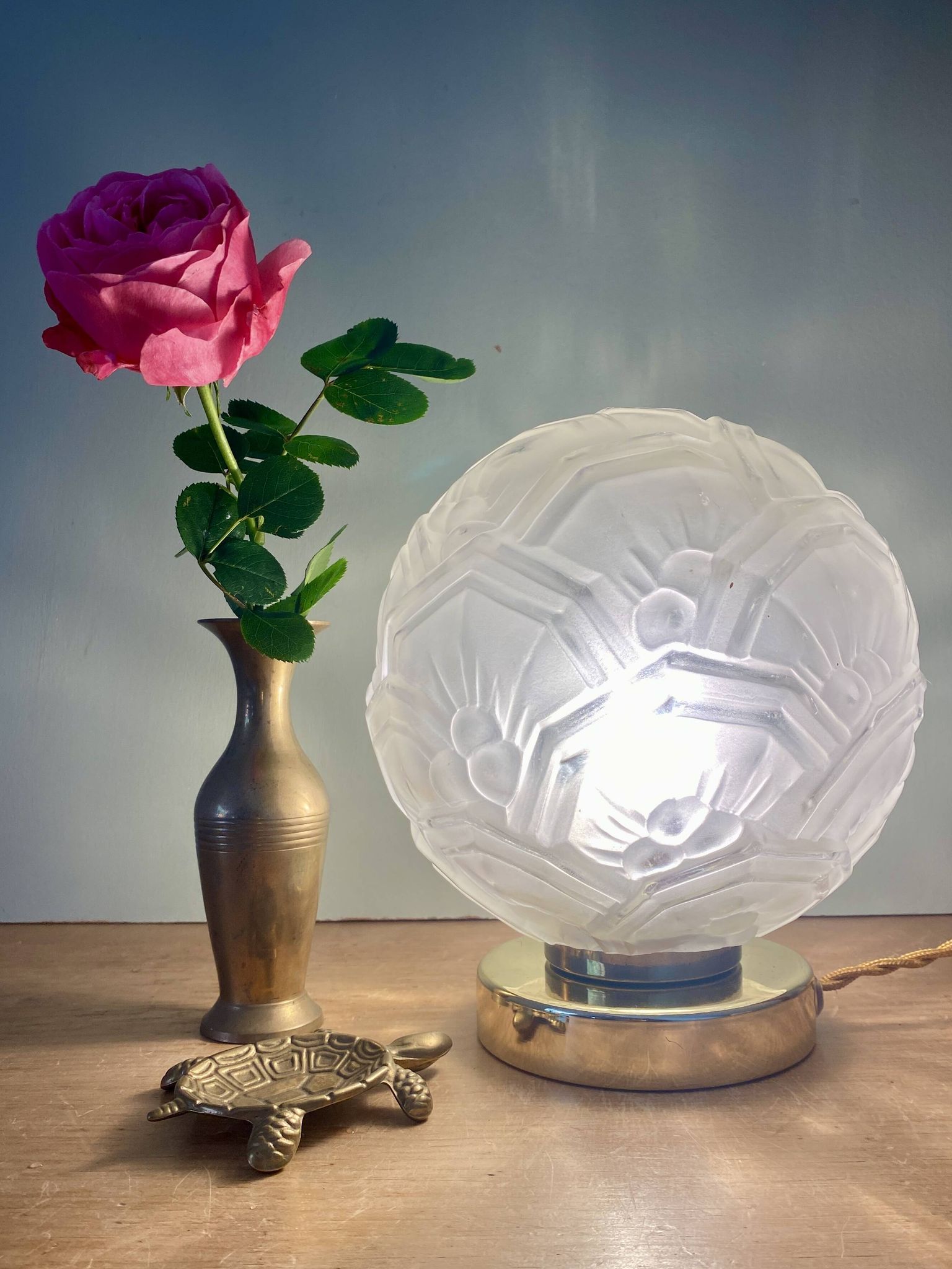 Lampe à poser globe vintage art déco en verre dépoli