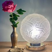 Lampe à poser globe vintage art déco en verre dépoli