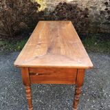 Table de ferme ancienne en cerisier à piétement tourné avec 2 tiroirs.