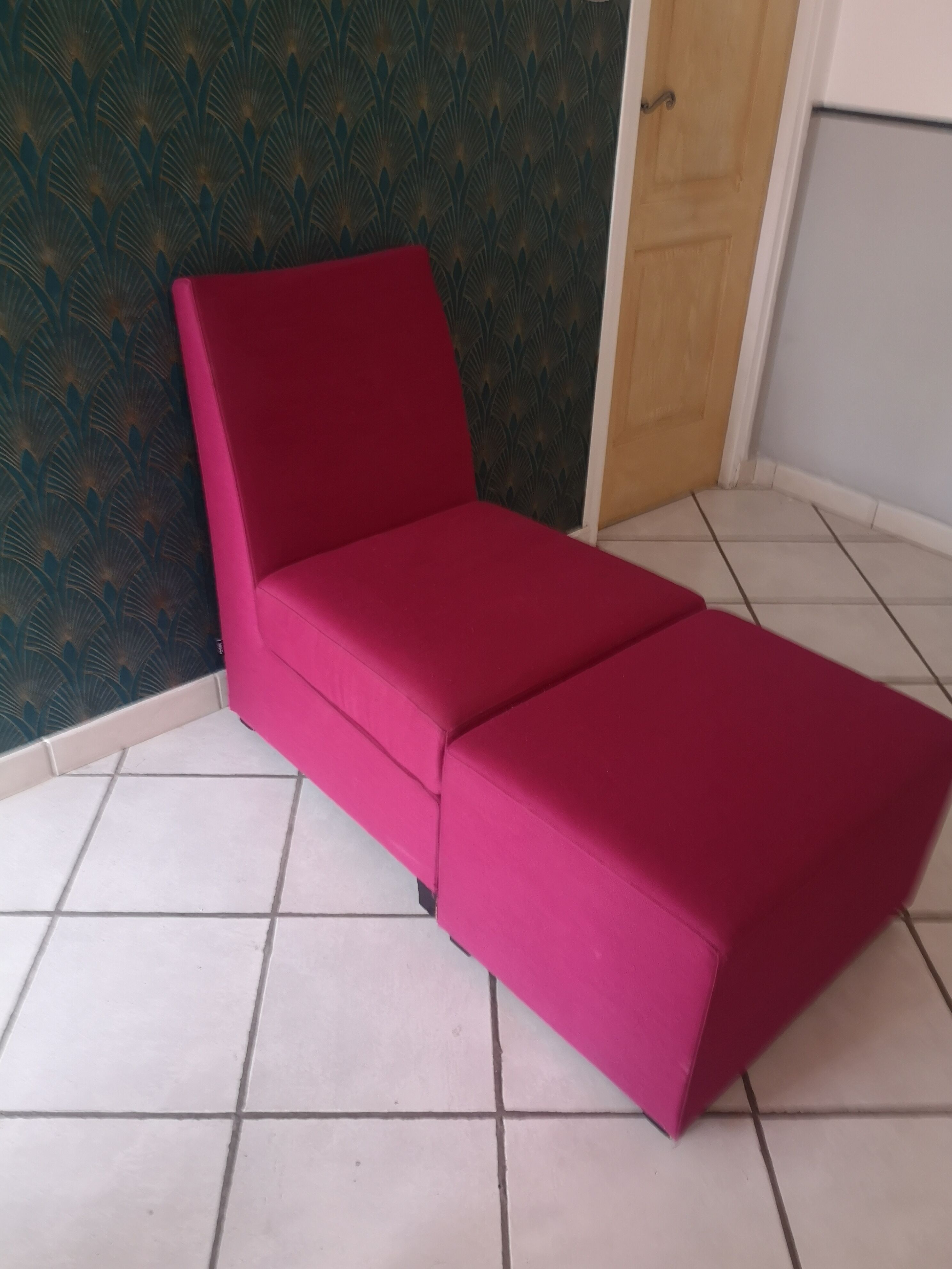 Fauteuil et repose pied "pouf" Ligne Roset