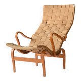 Fauteuil et repose-pieds « Pernilla » conçus par Bruno Mathsson