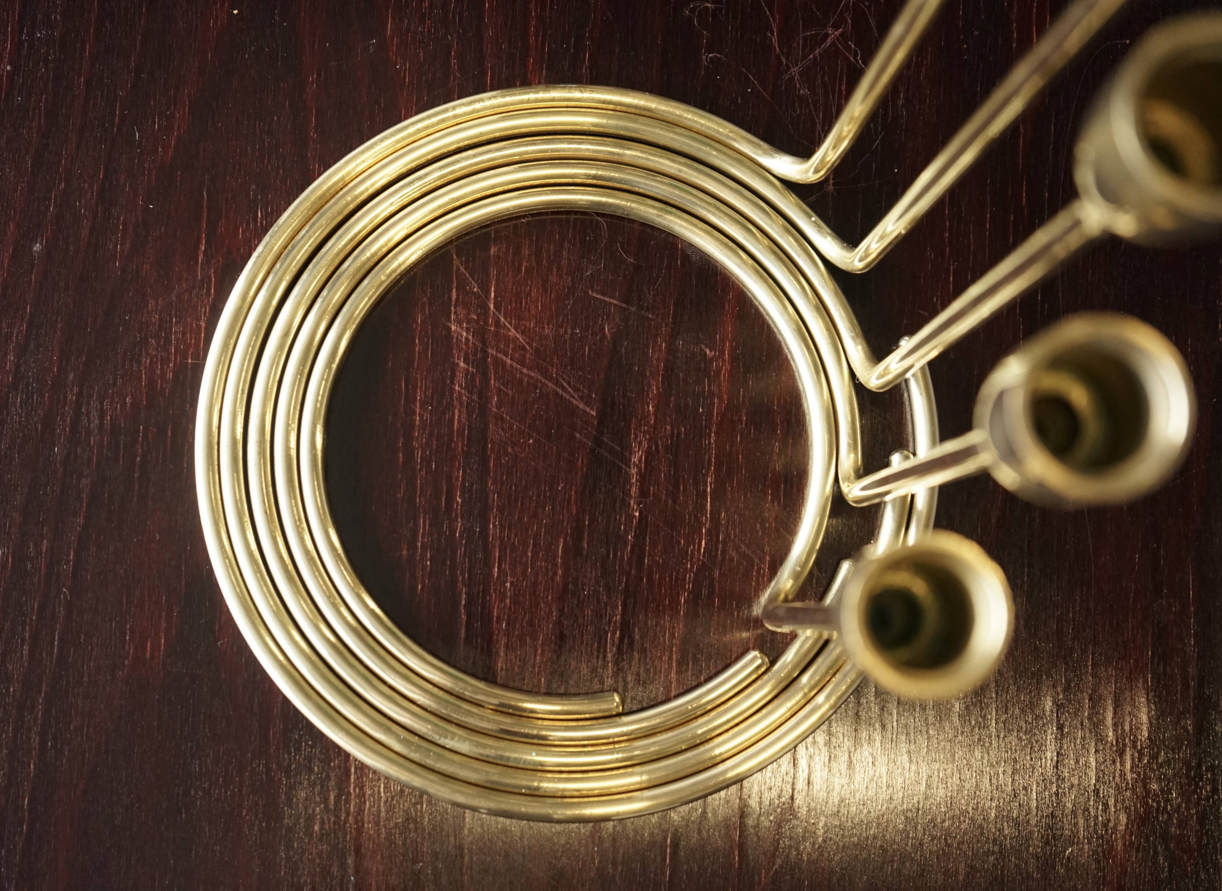 Ensemble de candélabres en laiton massif Spiral de design danois. Années 1960.