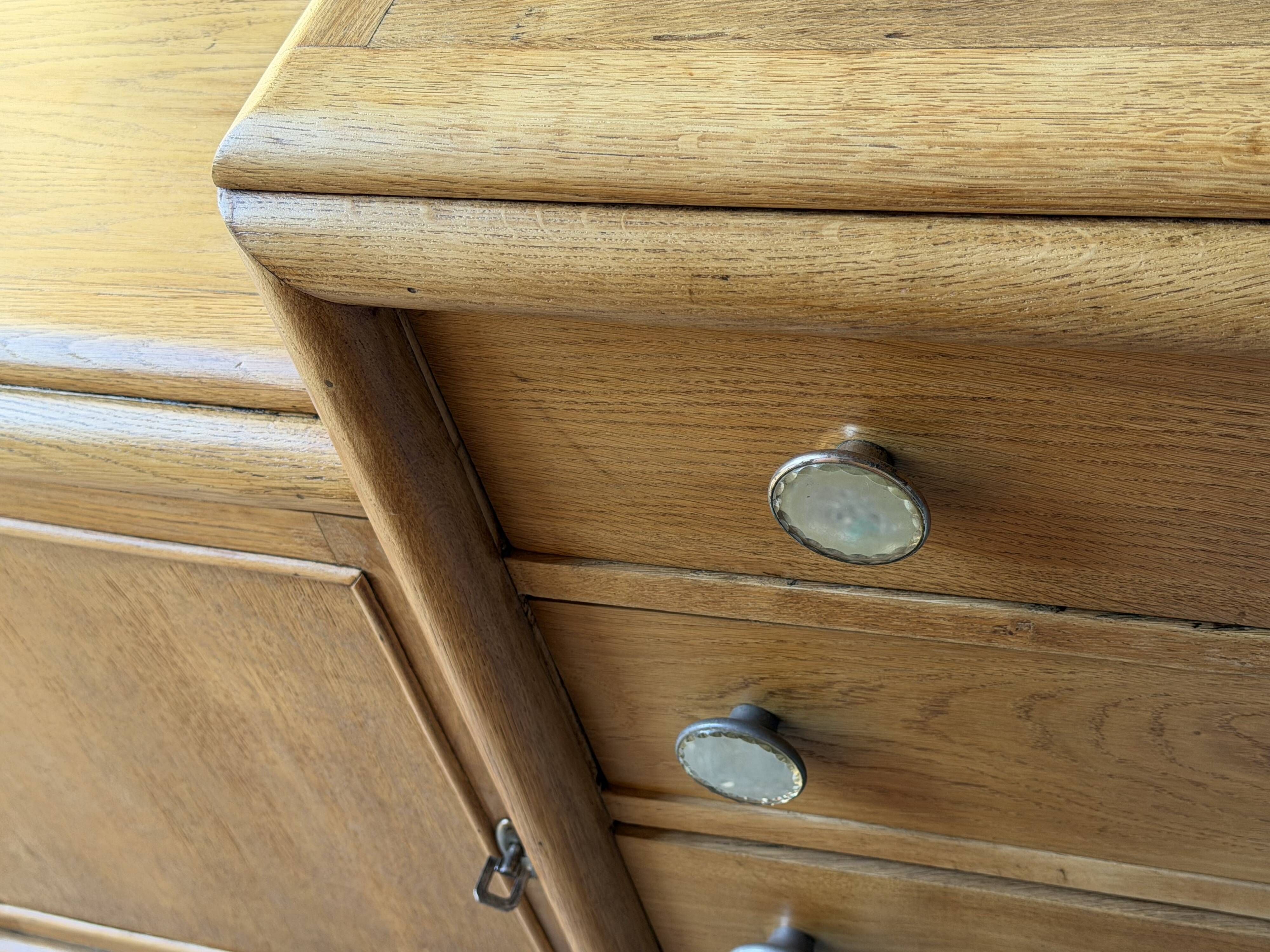 Commode asymétrique art déco chêne brut rénovée