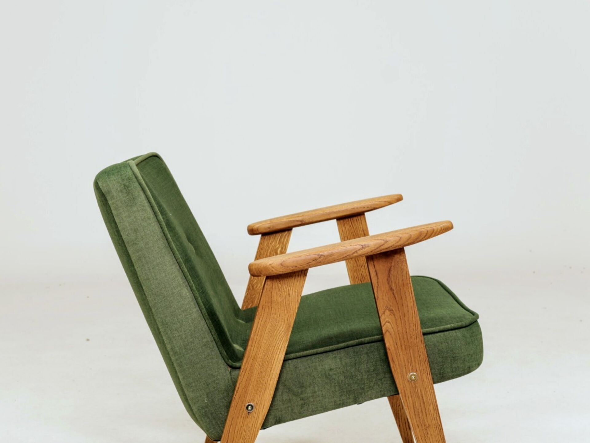 Paire de fauteuils en chêne clair et tissu vert olive