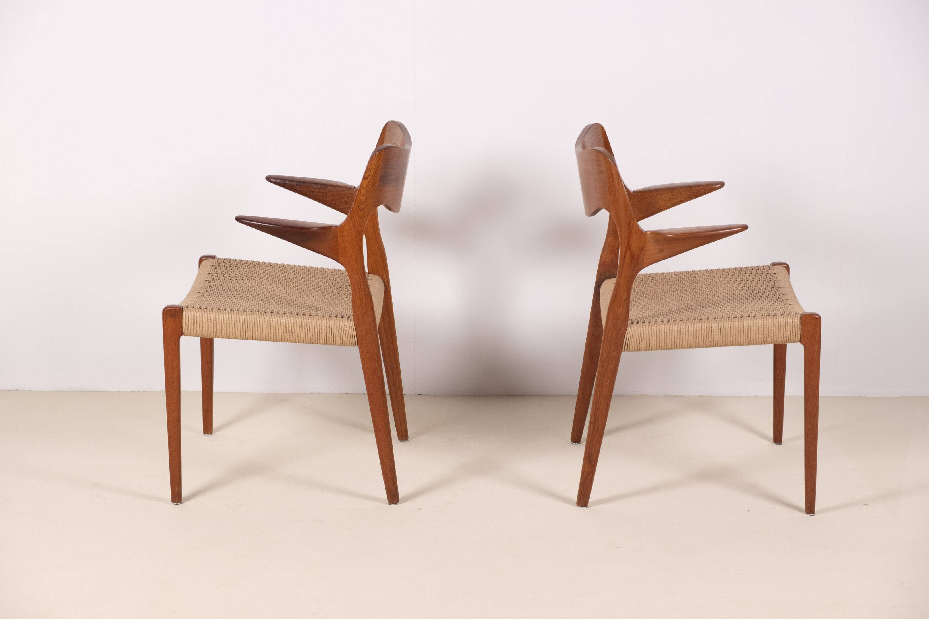 2x Niels O. Møller Modèle 55 en teck, années 1950, Danemark